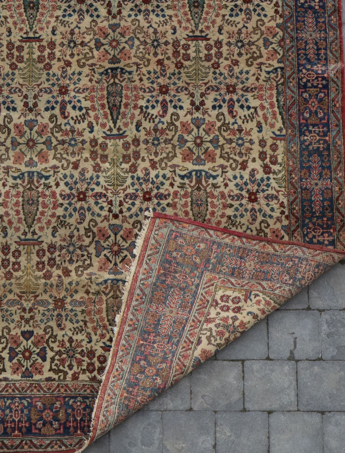 Two Oriental rugs with floral design, wool on cotton, 20th C. - Image 3 of 4