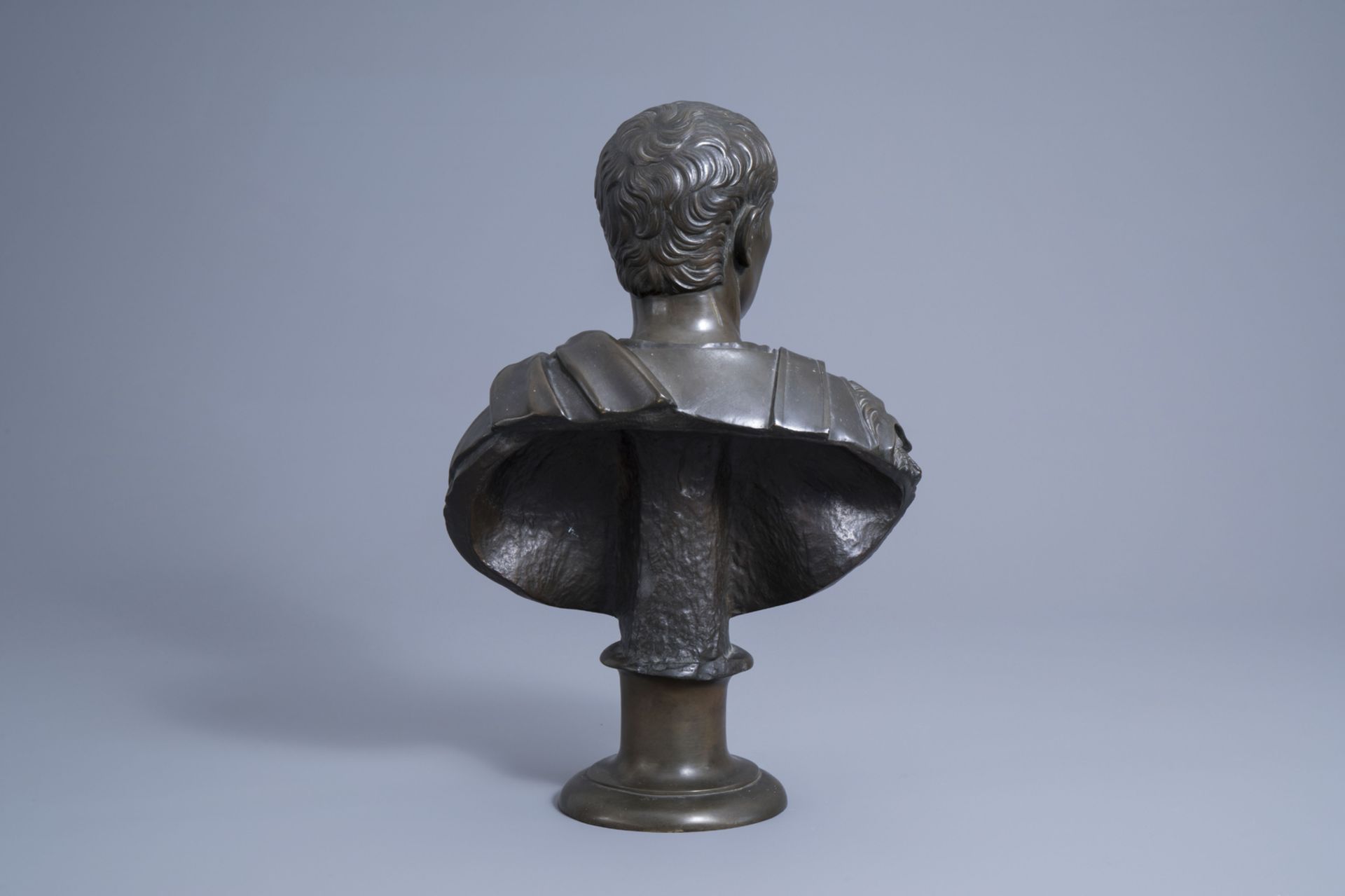 After the antiques: Portrait bust of the Roman emperor August, patinated bronze, 19th C. - Image 4 of 7