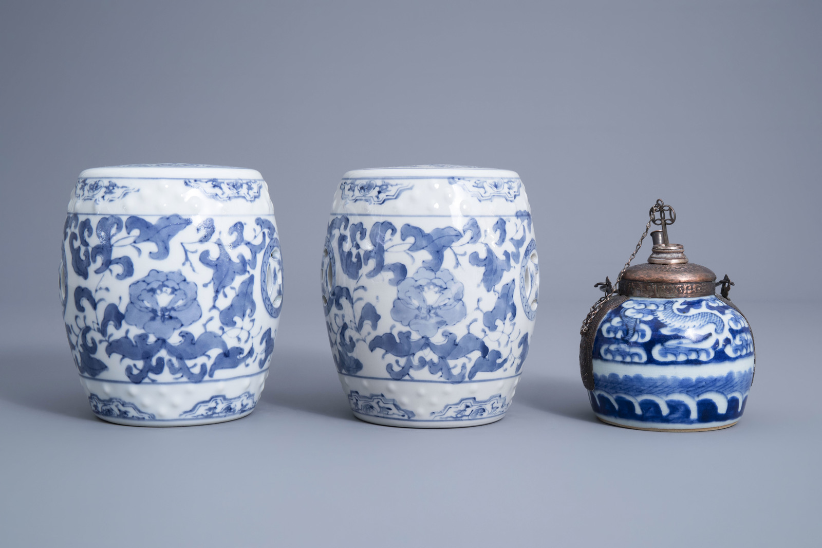 A varied collection of blue and white Chinese and Japanese porcelain, 19th/20th C. - Image 15 of 19