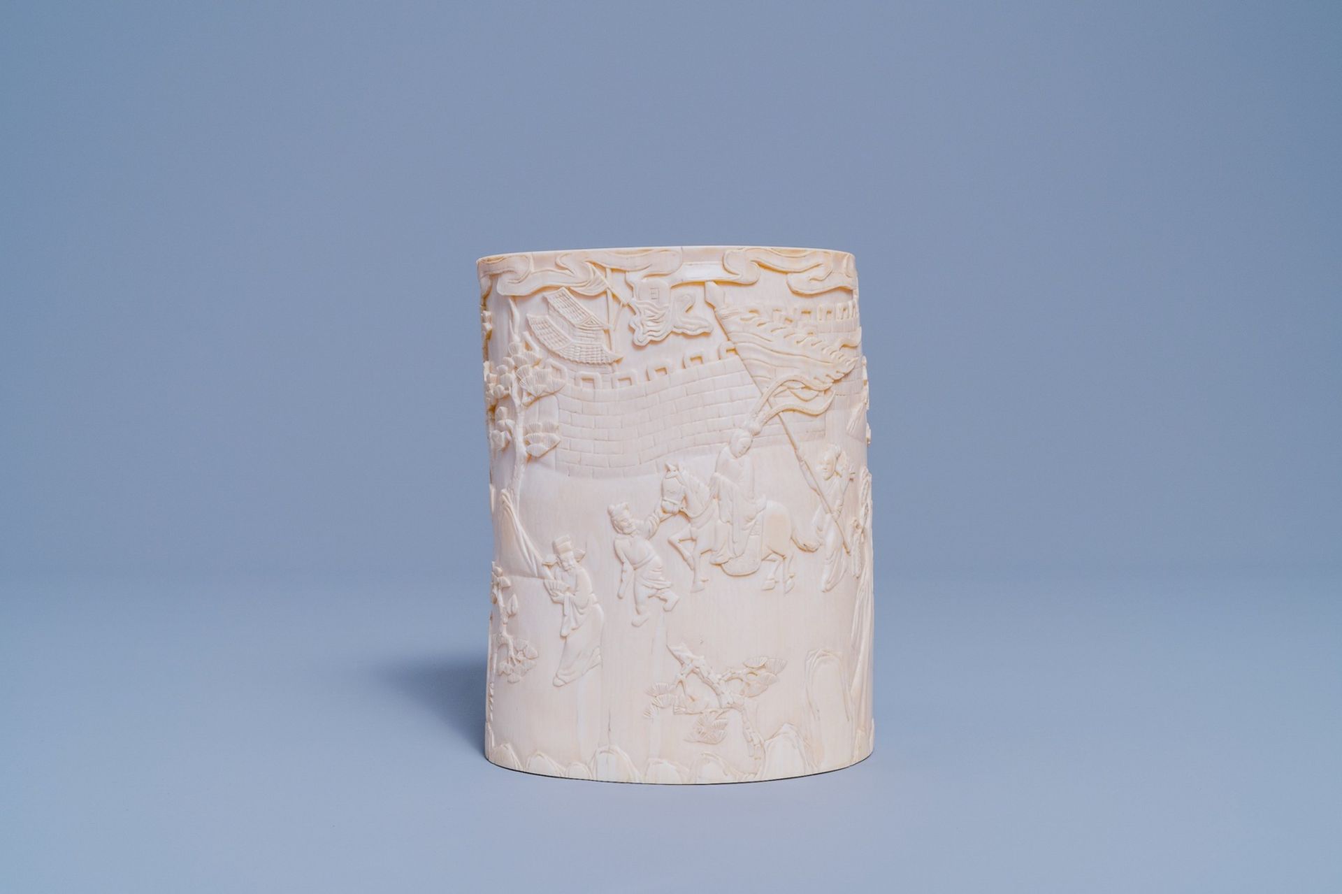 A Chinese ivory brush pot, 18th/19th C. - Image 3 of 7