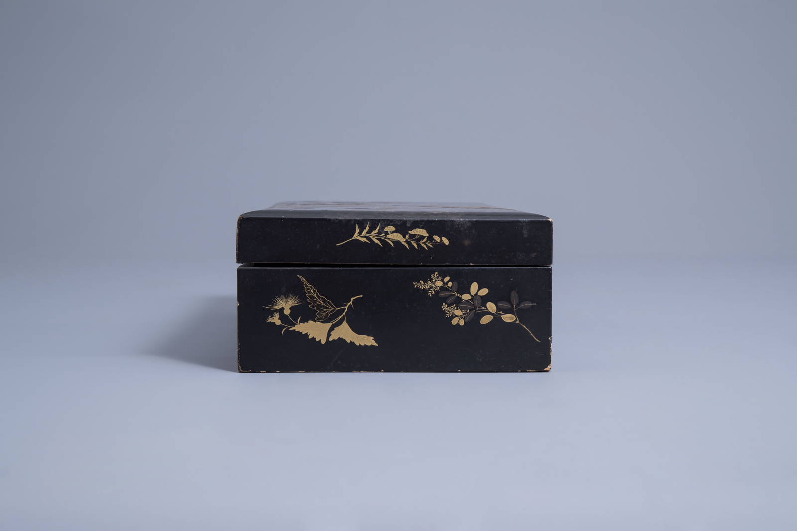 A Japanese gilt lacquered wooden gaming box with mother-of-pearl tokens, Meiji, 19th C. - Image 5 of 15