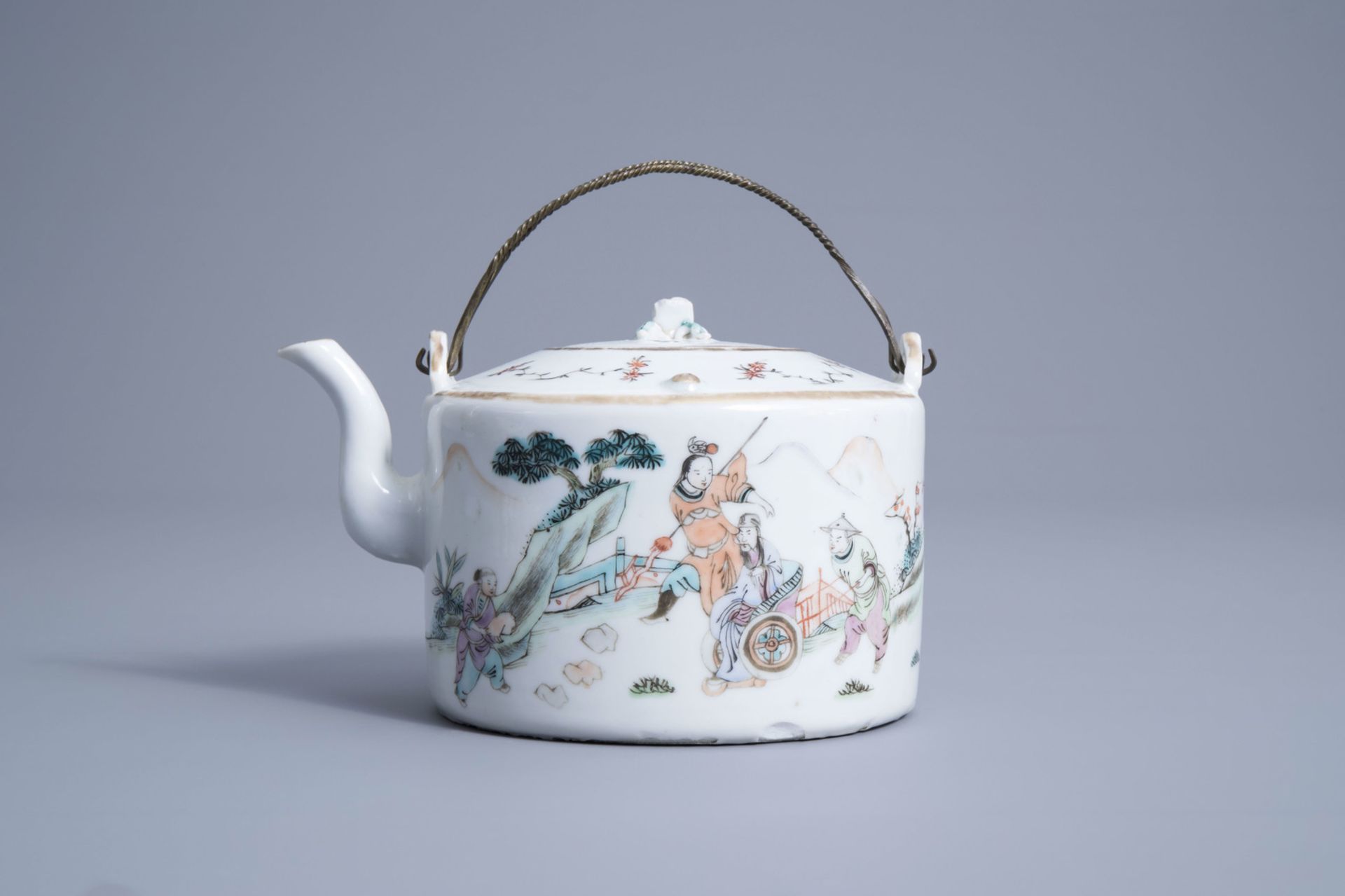 A Chinese qianjiang cai teapot and cover with figures in a landscape, 19th/20th C. - Image 2 of 7