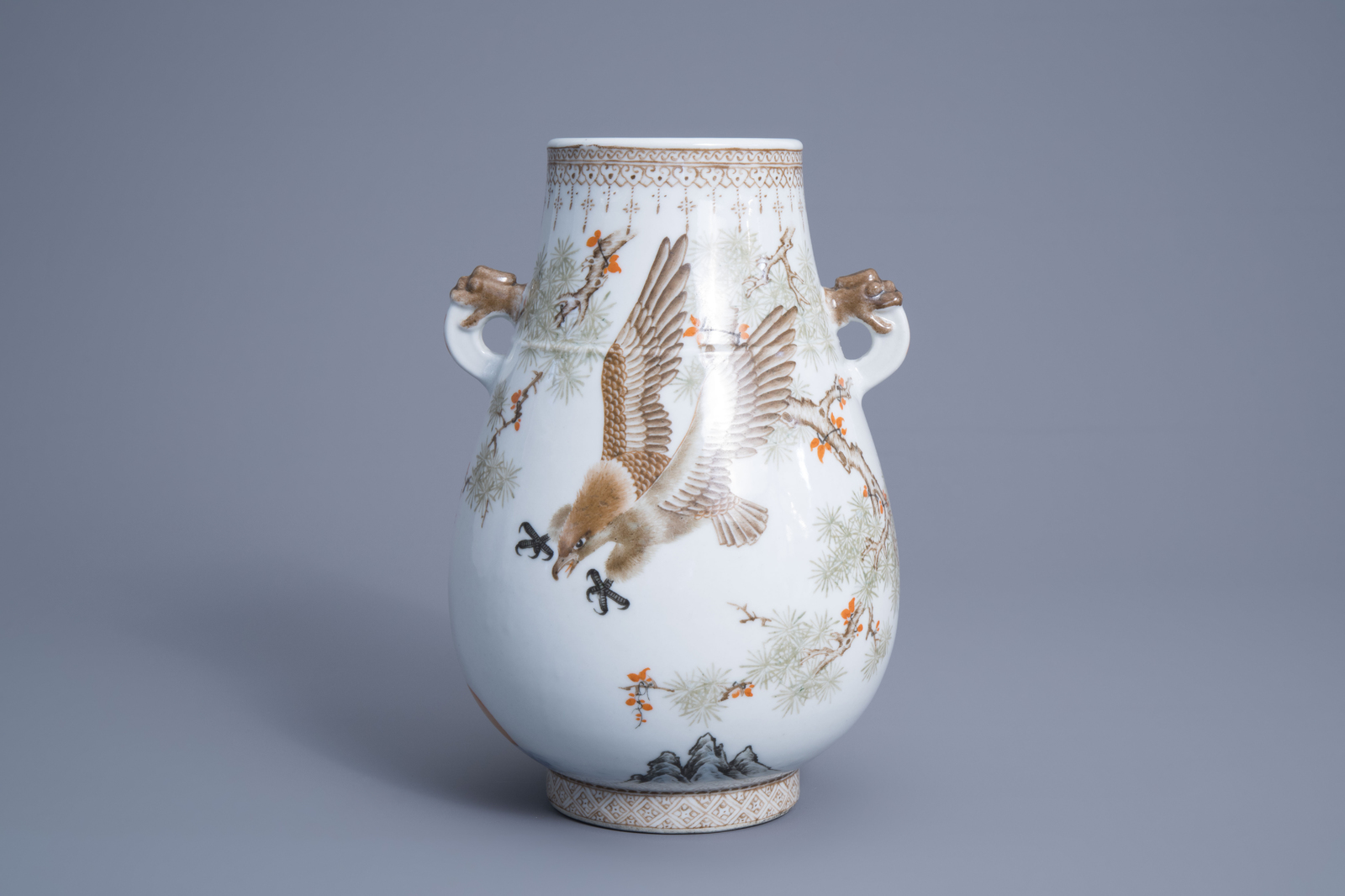A Chinese 'hu' vase with an eagle, 20th C. - Image 2 of 7