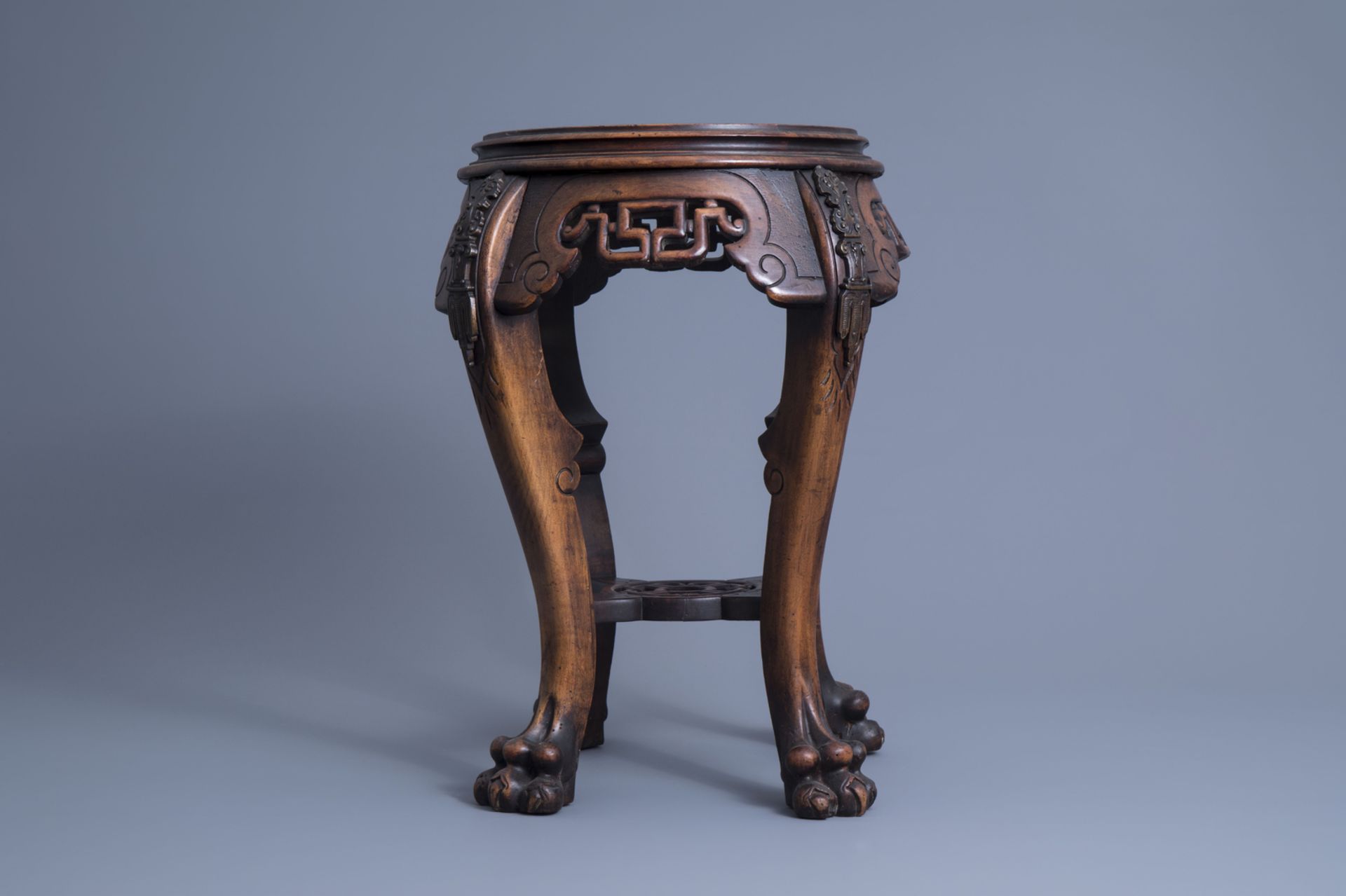 A Chinese carved wooden stand, 20th C. - Image 5 of 7