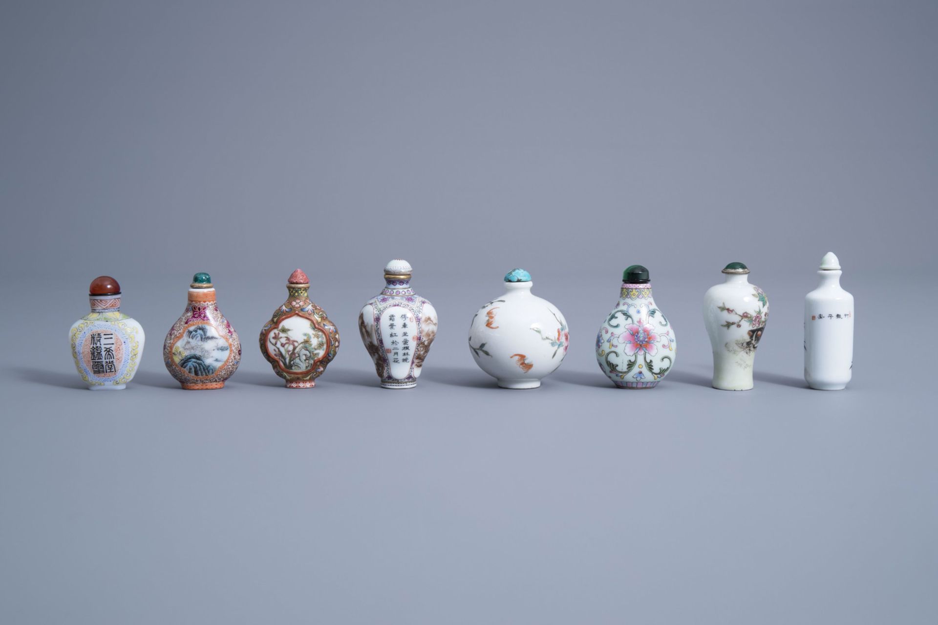 Eight Chinese porcelaine snuff bottles, 20th C. - Image 3 of 6