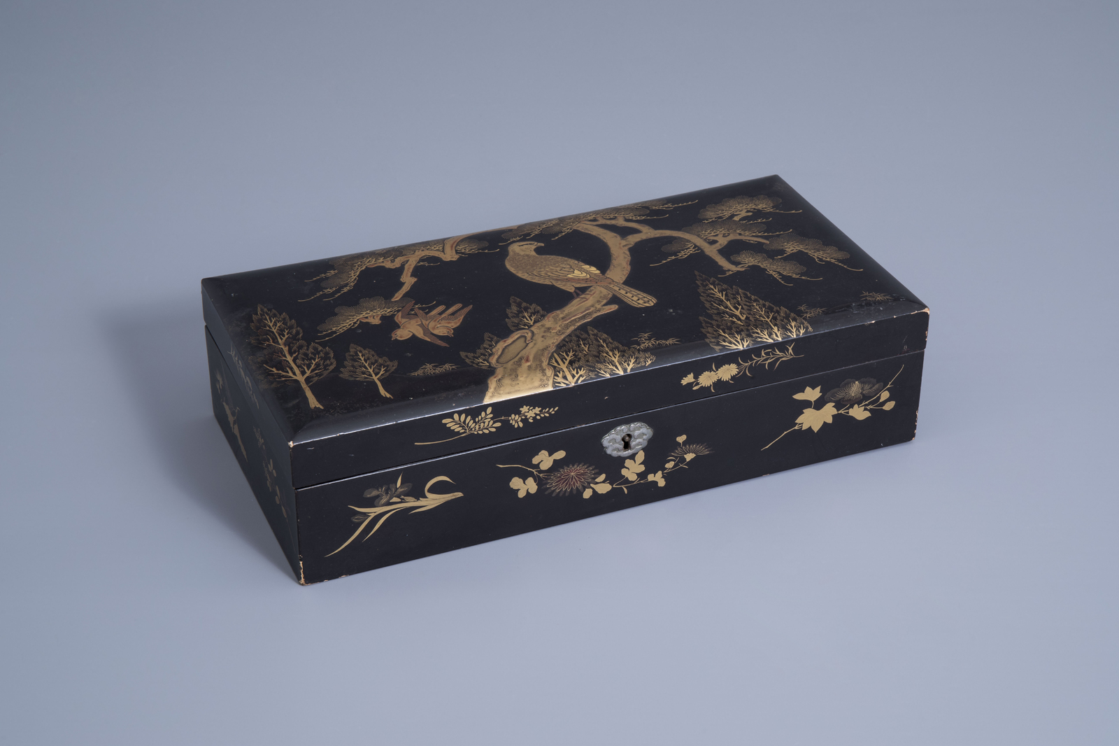 A Japanese gilt lacquered wooden gaming box with mother-of-pearl tokens, Meiji, 19th C.