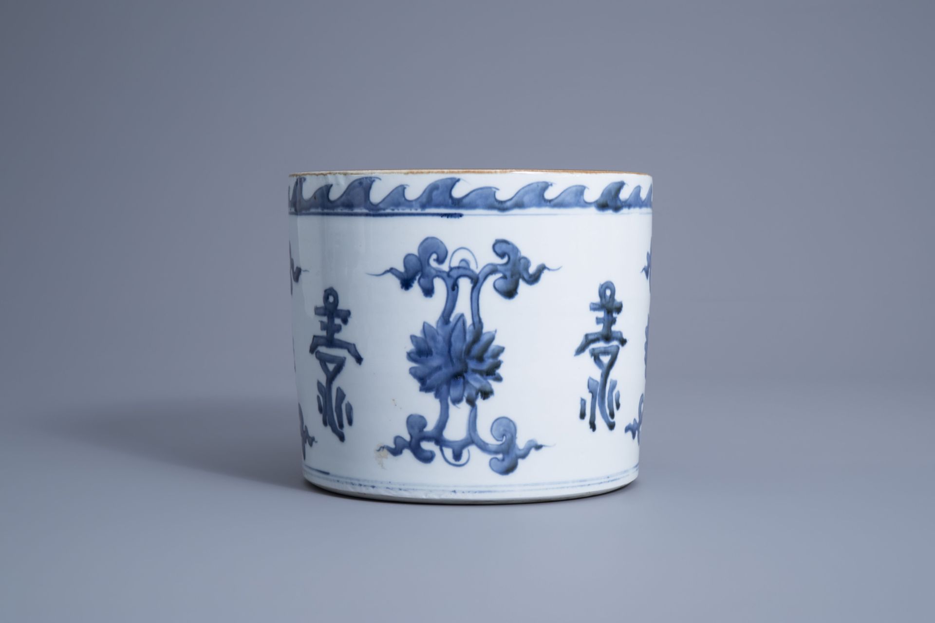 A large Chinese blue and white brush pot with calligraphy and flowers, 19th/20th C. - Image 5 of 7