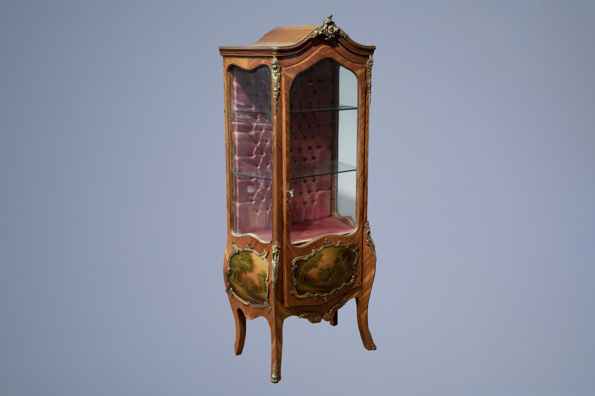 A French veneered wooden bronze mounted Louis XV style display cabinet, 19th/20th C.