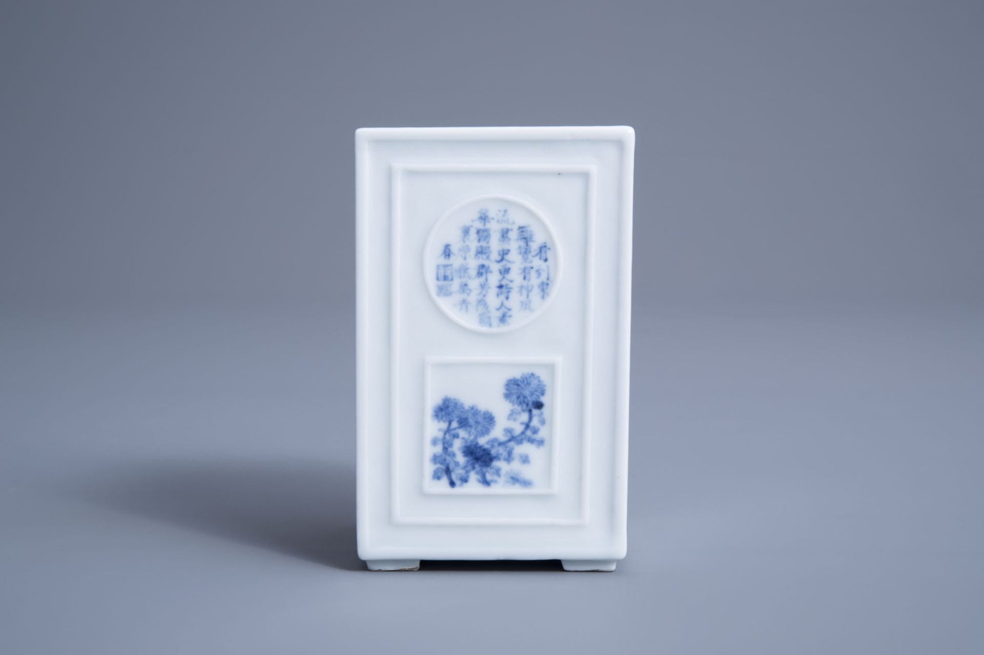 A square Chinese blue and white brush pot with poem medallions and floral design, Republic, 20th C. - Image 2 of 7