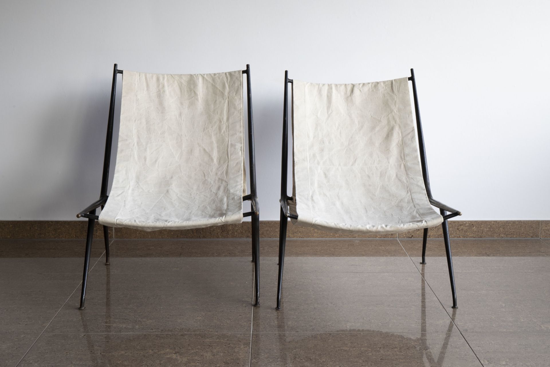 Attributed to Robert Mallet-Stevens (1886-1945): A pair of deckchairs in patinated metal and beige l - Image 5 of 9