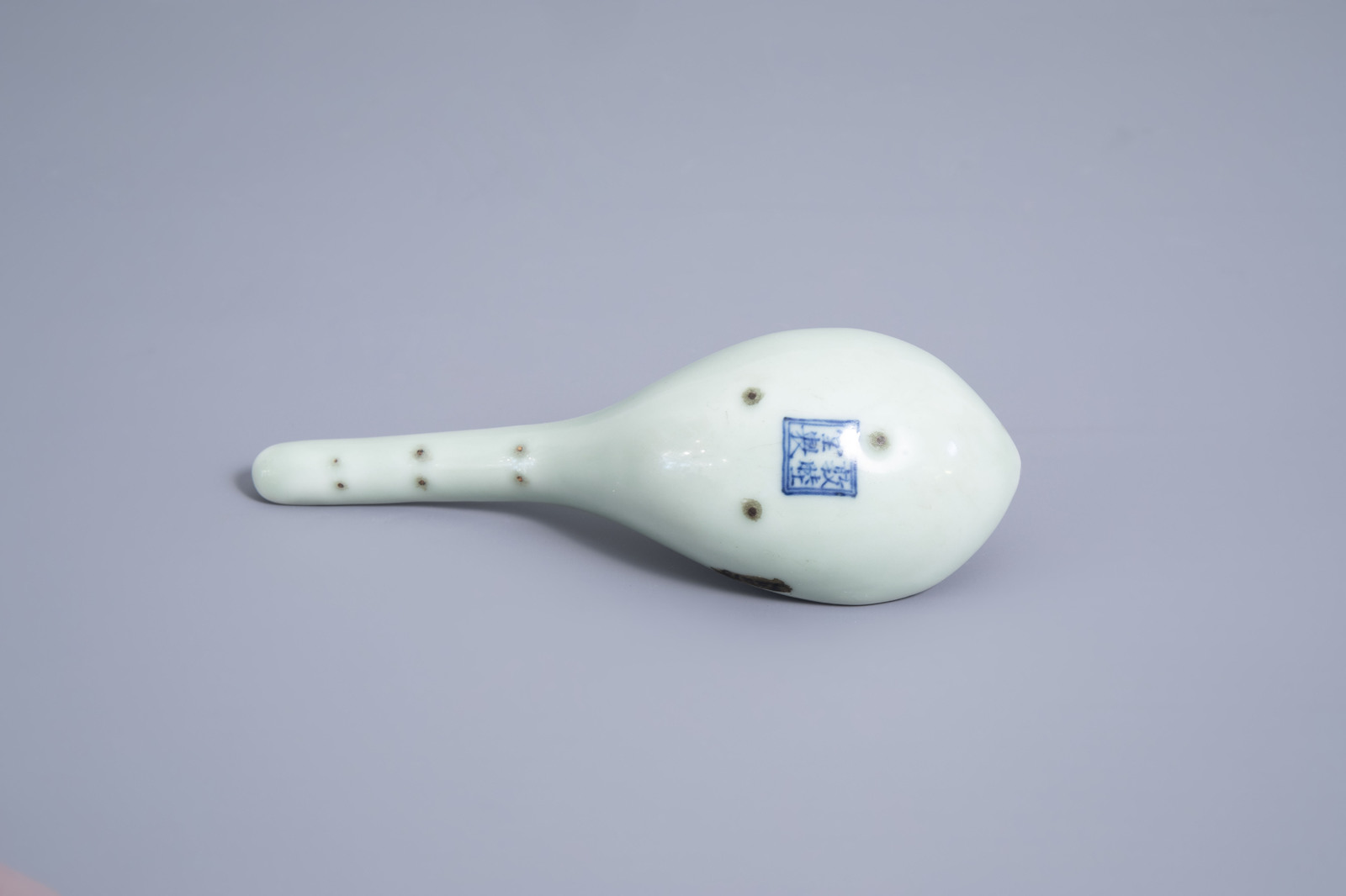 A Chinese monochrome celadon spoon, four-character mark, 18th/19th C. - Image 7 of 8