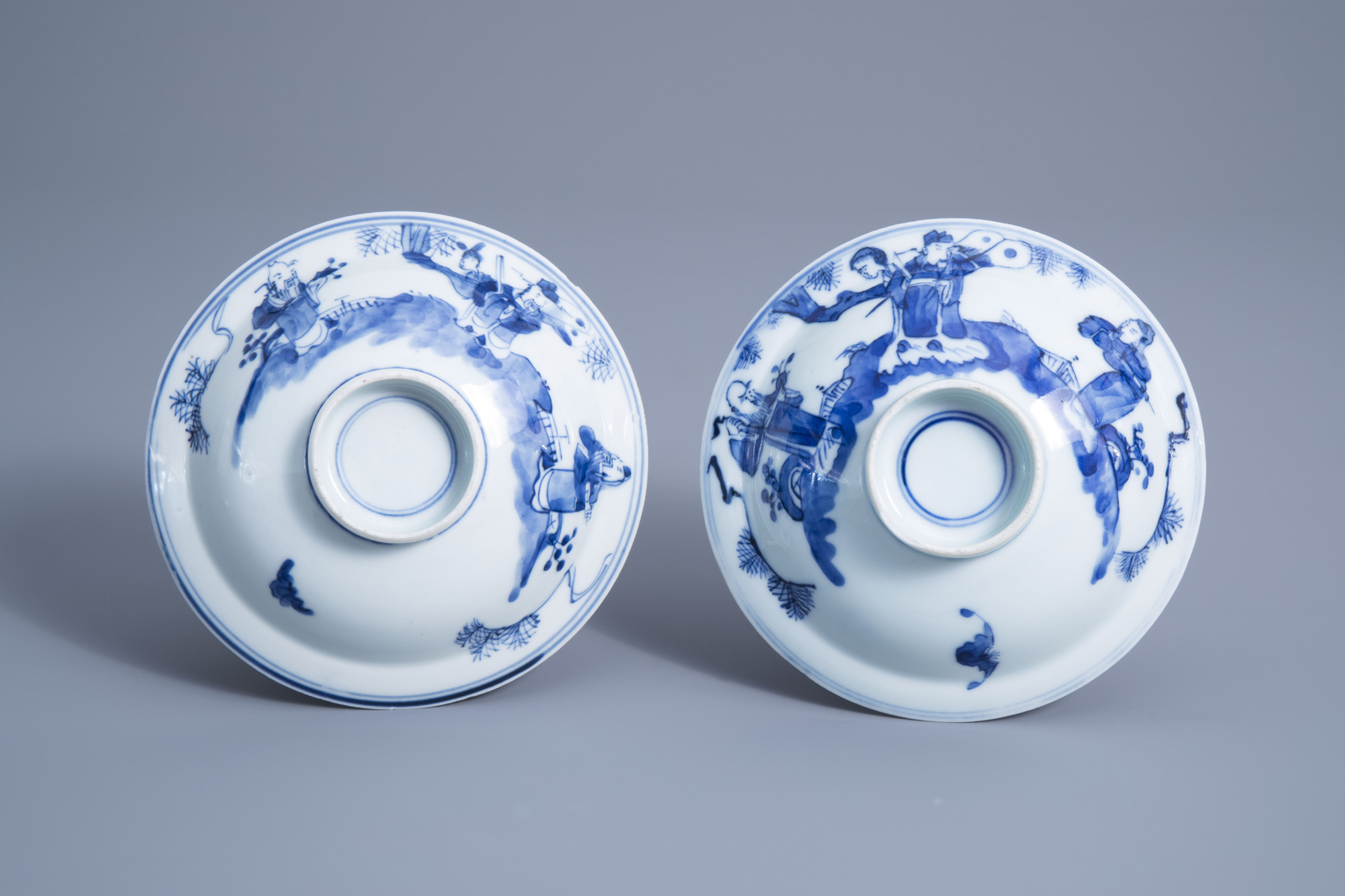 A Chinese blue and white plate and two bowls, 19th/20th C. - Image 9 of 9