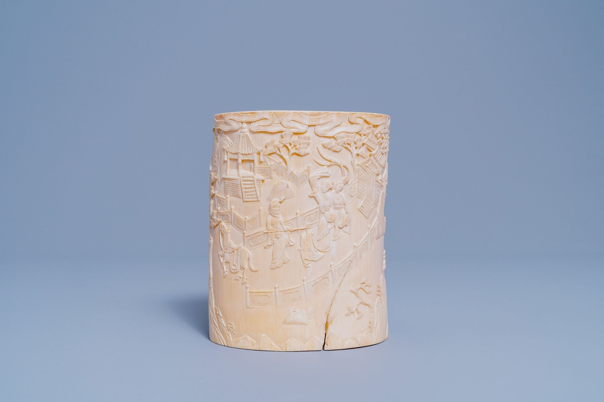 A Chinese ivory brush pot, 18th/19th C. - Image 5 of 7