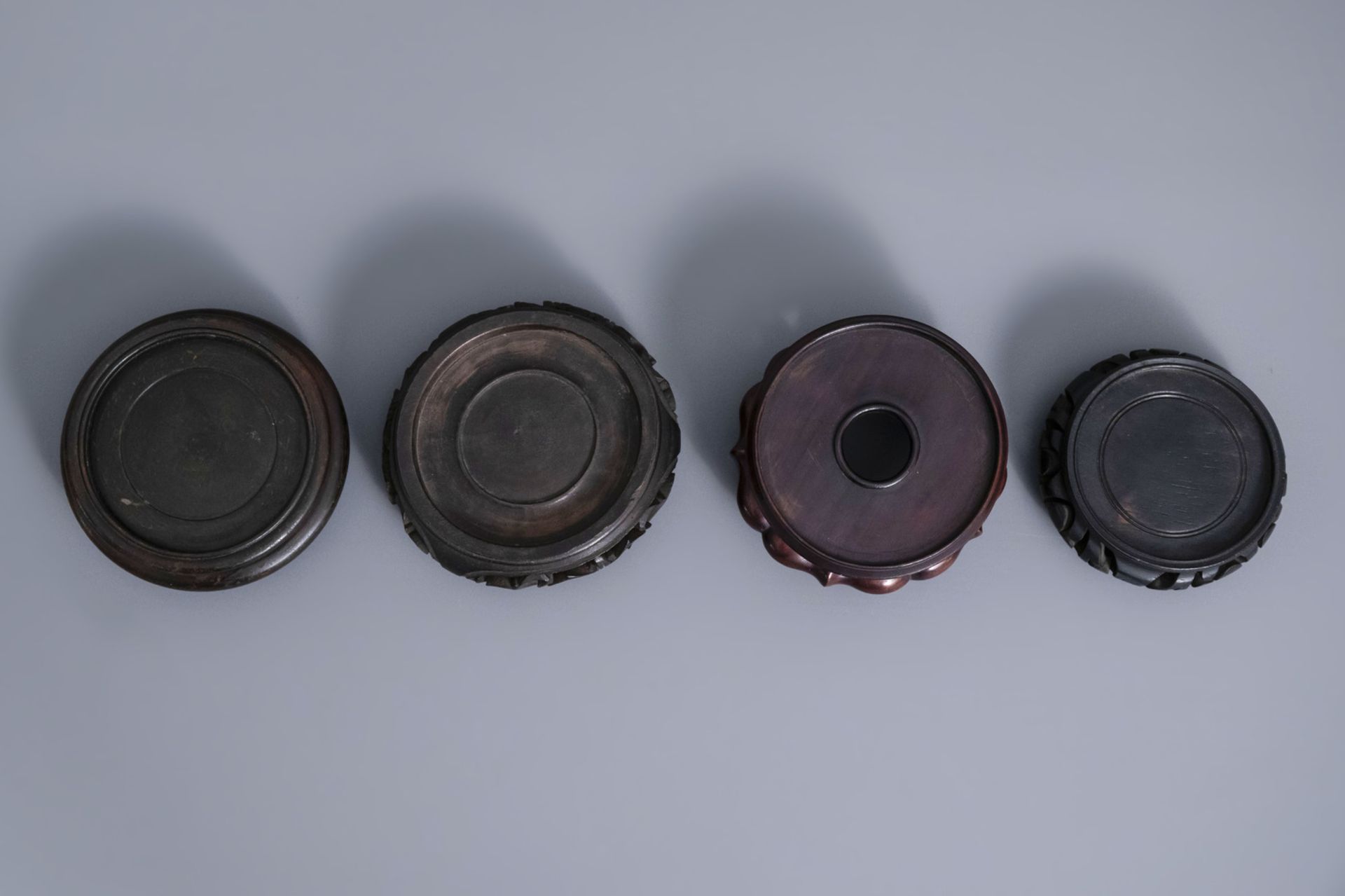 A collection of Chinese wooden stands and a collection of plate holders, 19th/20th C. - Image 18 of 19