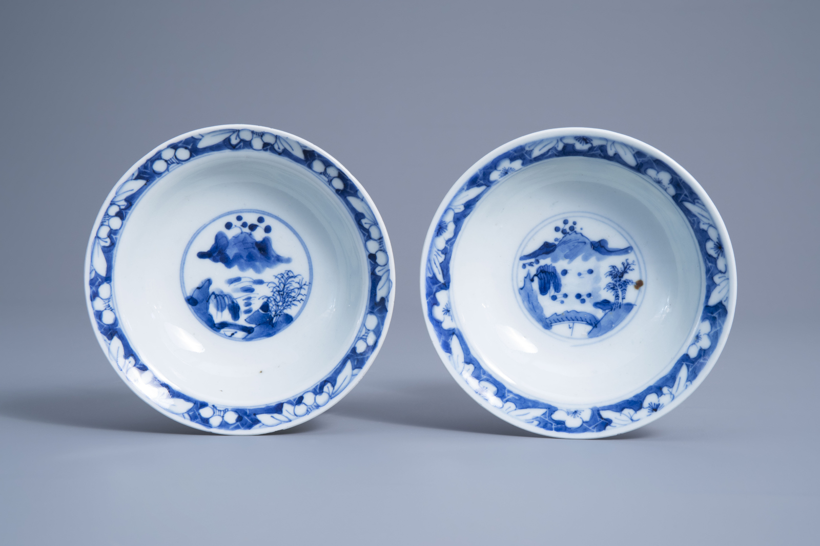 A Chinese blue and white plate and two bowls, 19th/20th C. - Image 8 of 9