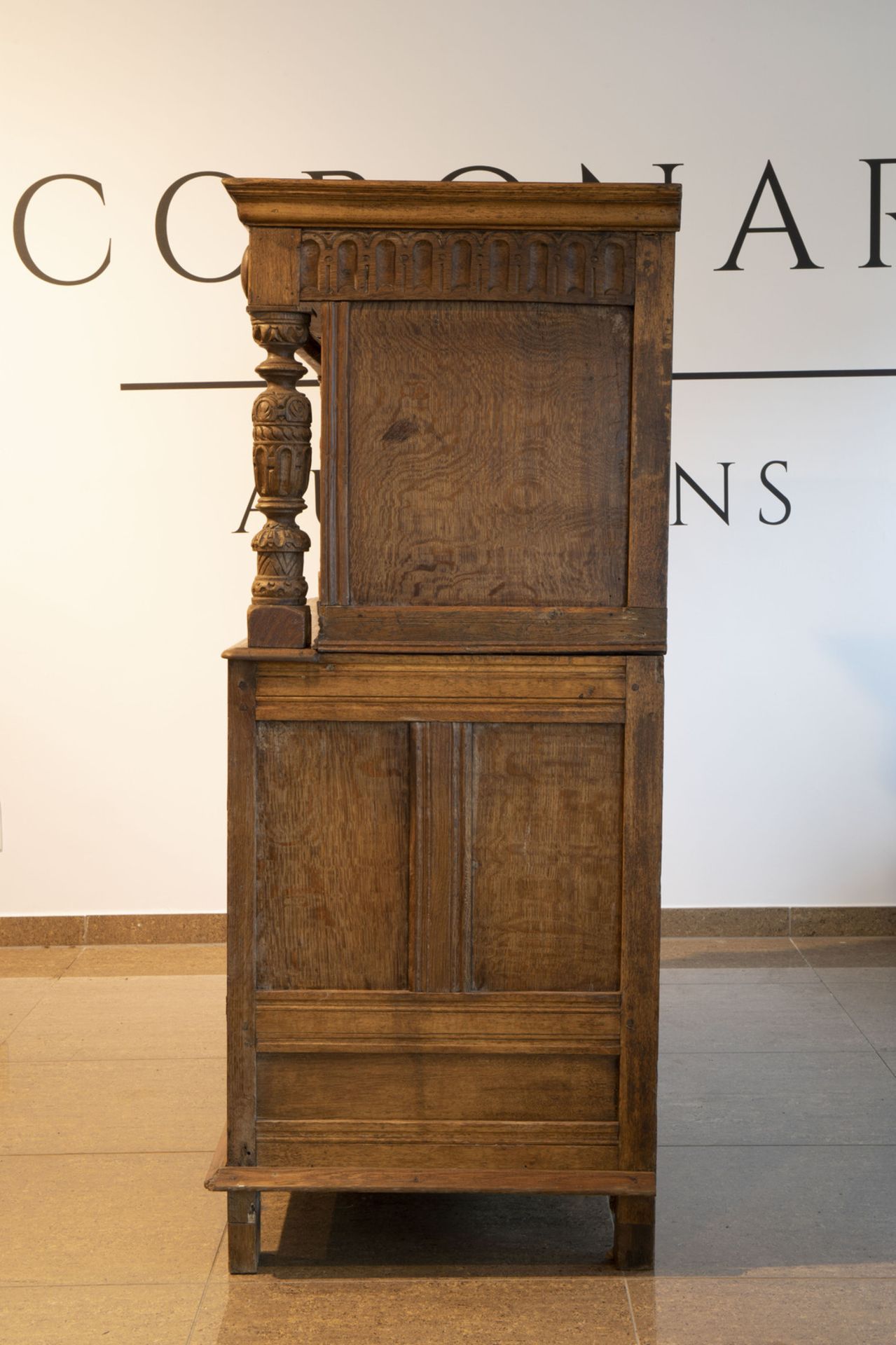 An English or Flemish wooden four-door court cupboard with geometric pattern, 17th/18th C. - Image 5 of 8