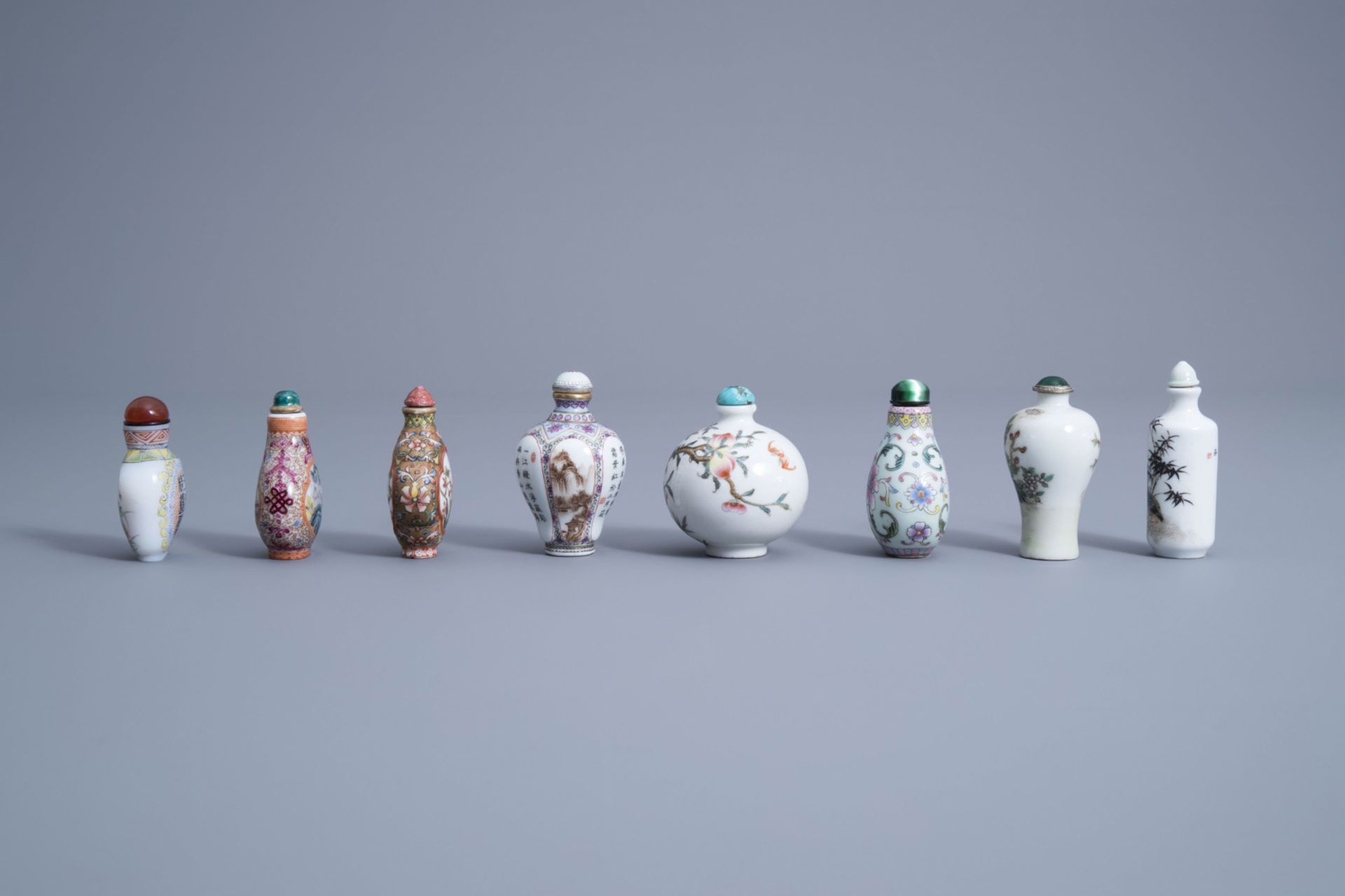 Eight Chinese porcelaine snuff bottles, 20th C. - Image 4 of 6