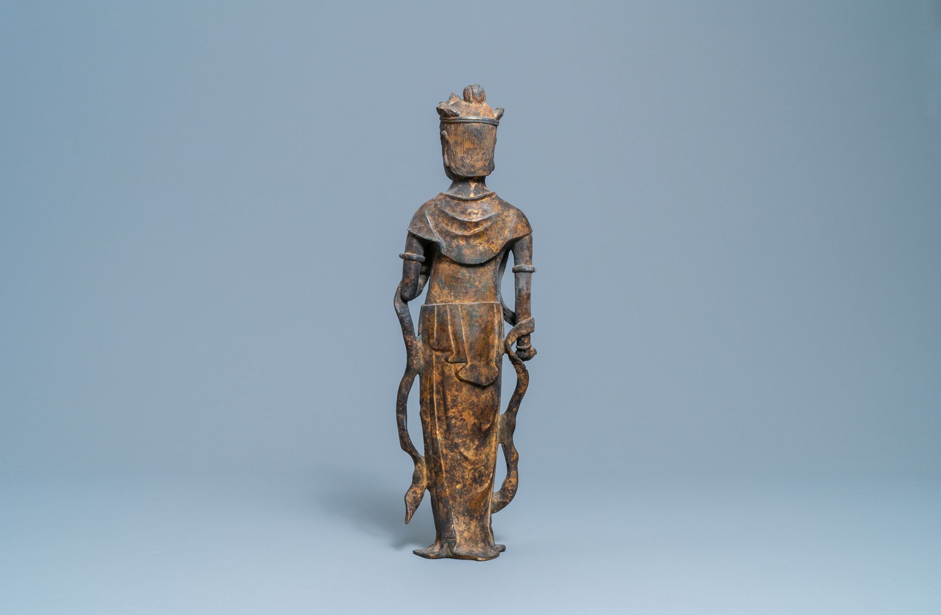 A tall Japanese or Korean gilt bronze figure of a standing Buddha, 19th/20th C. - Image 2 of 5