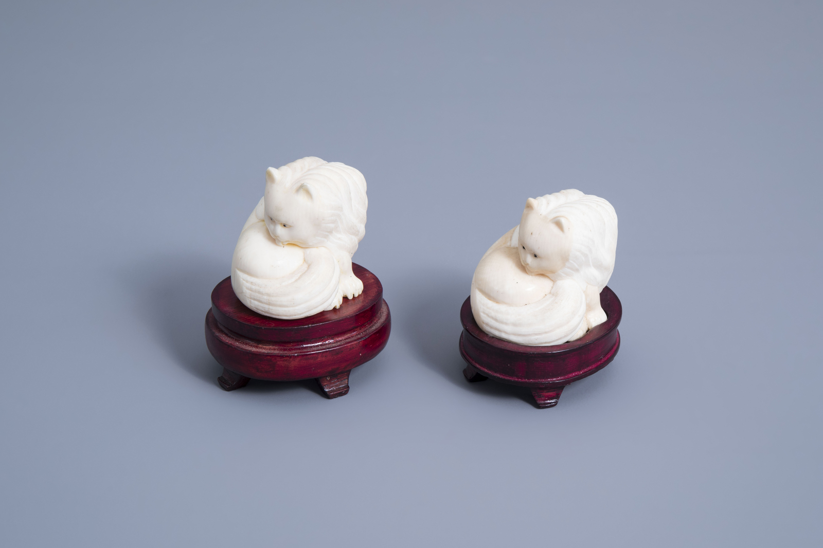 A pair of signed Japanese ivory ikomono of cats, Meiji/Showa, 19th/20th C.