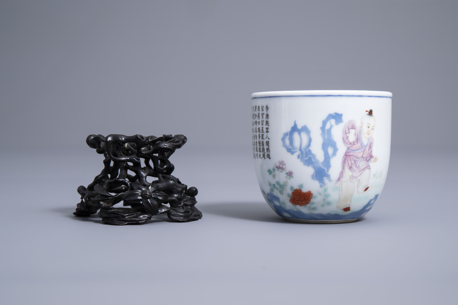A Chinese famille rose 'boy and rooster' cup on wooden stand, Qianlong mark, 20th C. - Image 3 of 7