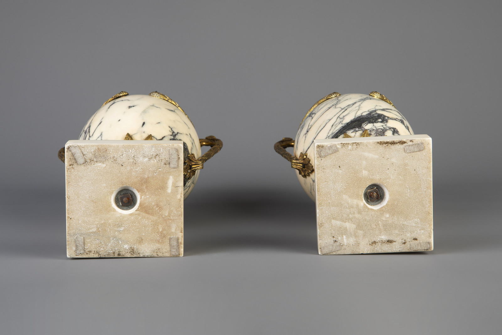 A pair of gilt bronze mounted Calacatta marble cassolettes, 19th/20th C. - Image 6 of 6