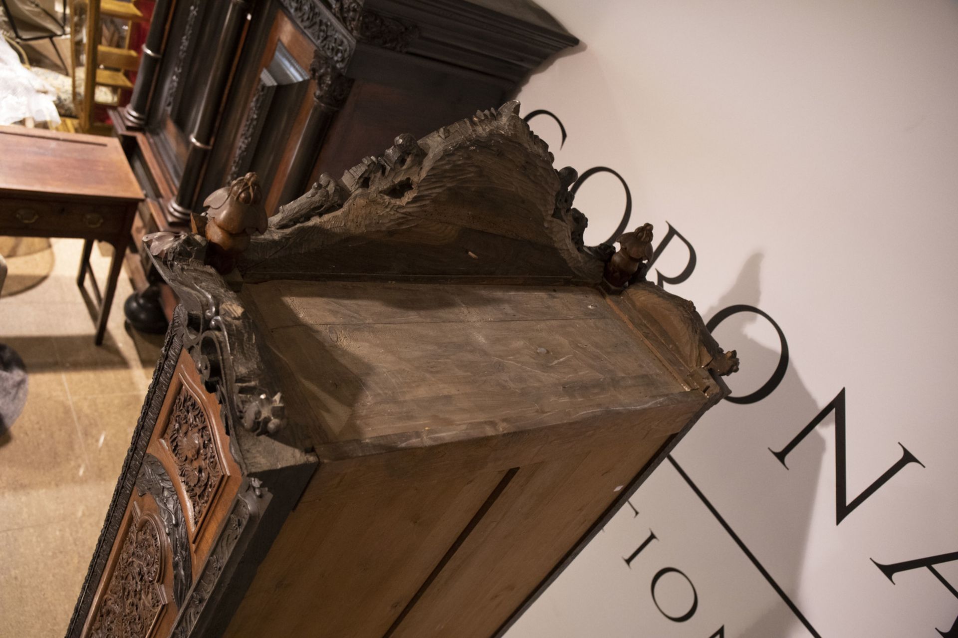 A colonial inspired and orientalist carved and ebonised wooden cabinet, first half of the 20th C. - Image 7 of 8