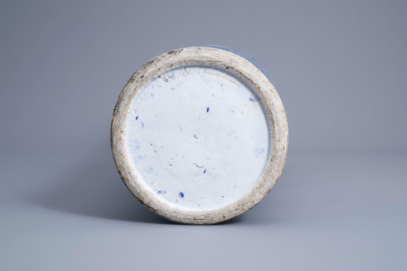 A varied collection of blue and white Chinese and Japanese porcelain, 19th/20th C. - Image 7 of 19