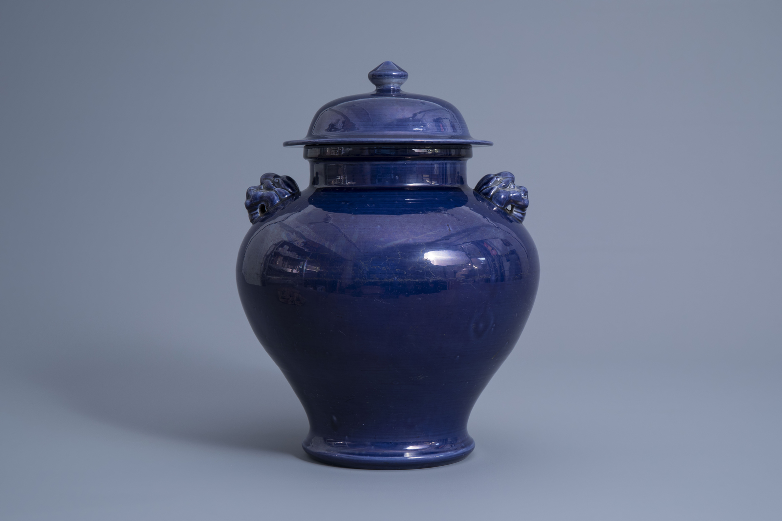 A Chinese monochrome blue vase and cover with lion heads, 19th/20th C. - Image 2 of 7