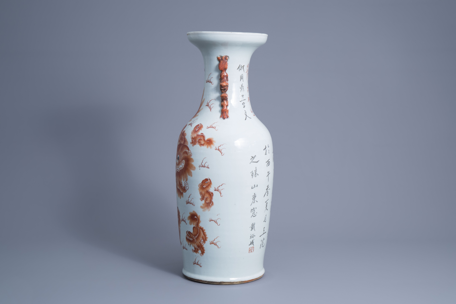 A Chinese iron red vase with Buddhist lions, 19th C. - Image 4 of 6