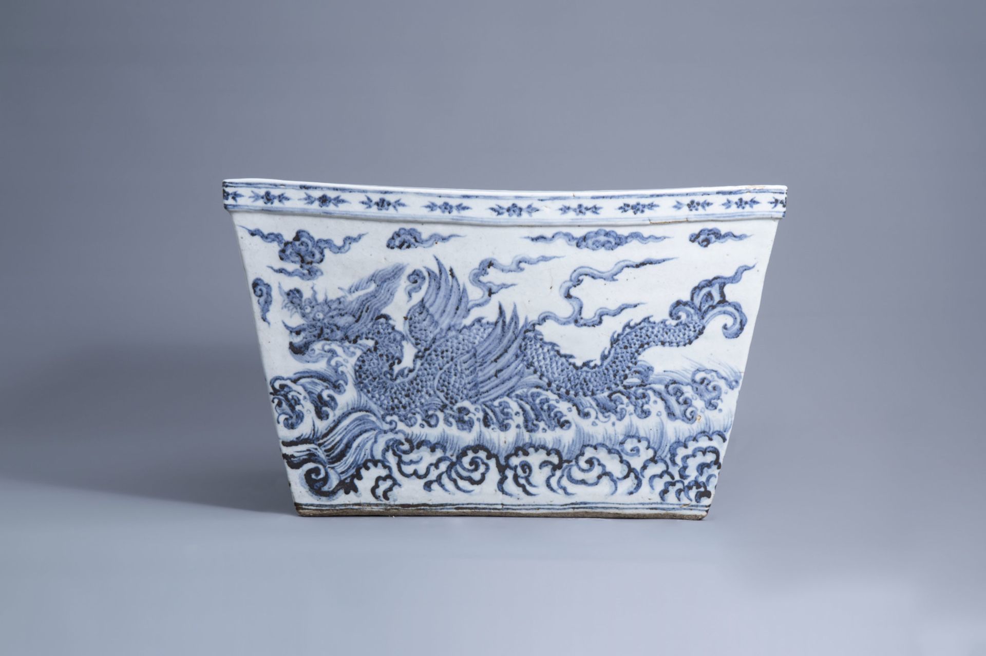 A large Chinese blue and white square 'sea dragon' jardiniere, 19/20th C. - Image 3 of 7