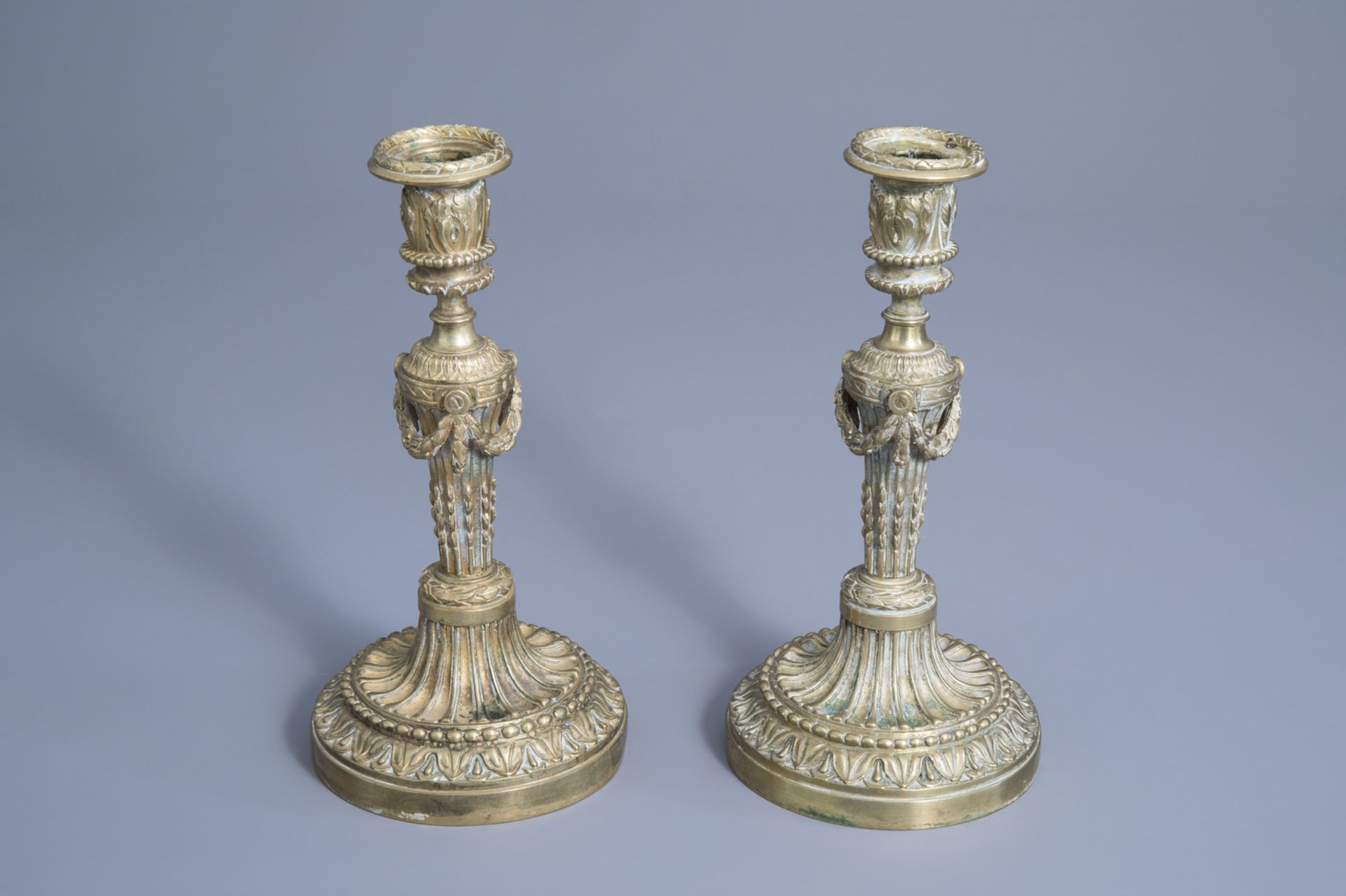 A pair of French Neoclassical bronze candlesticks with acanthus leaves and garlands, 18th C. - Image 7 of 7