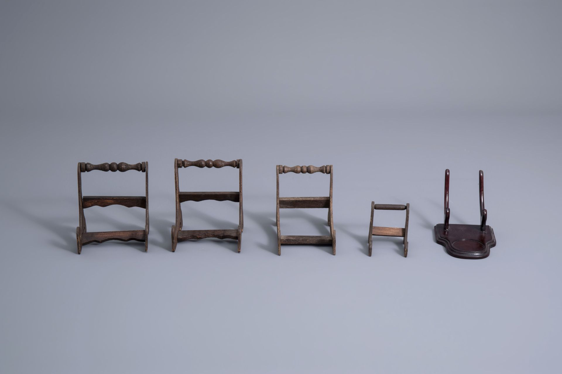 A collection of Chinese wooden stands and a collection of plate holders, 19th/20th C. - Image 11 of 19