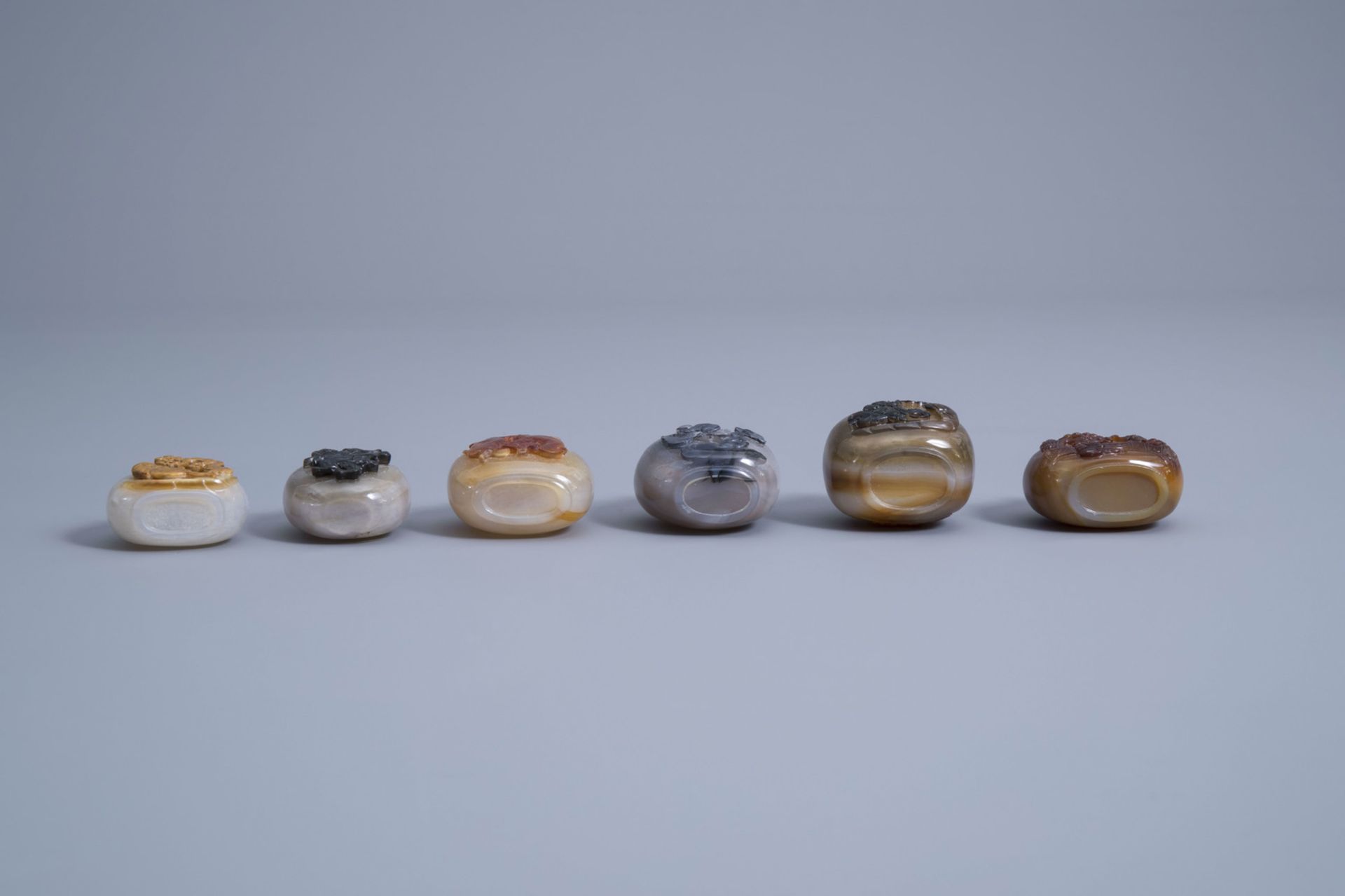 Twelve Chinese agate snuff bottles, 19th/20th C. - Image 8 of 14