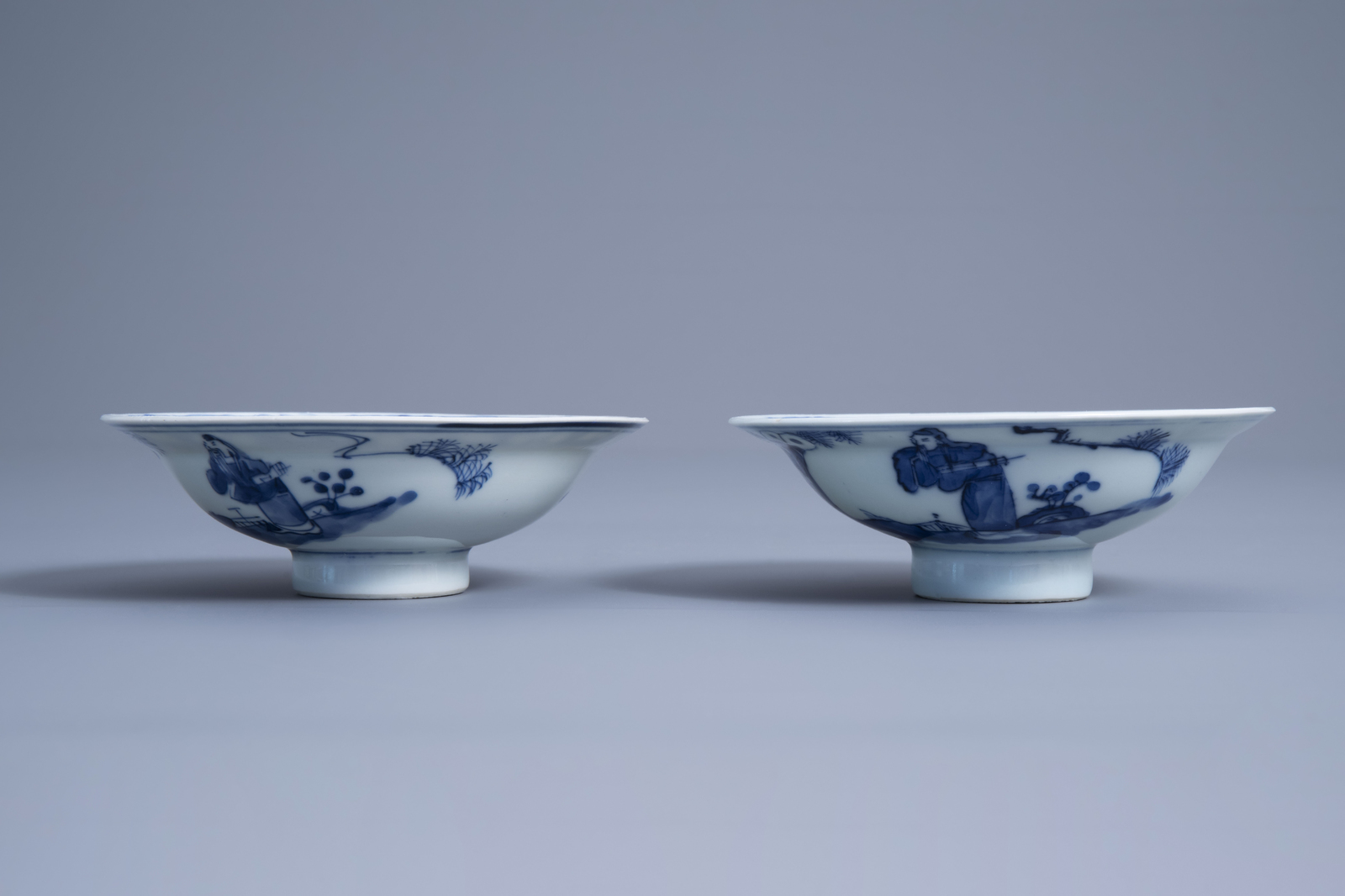 A Chinese blue and white plate and two bowls, 19th/20th C. - Image 7 of 9