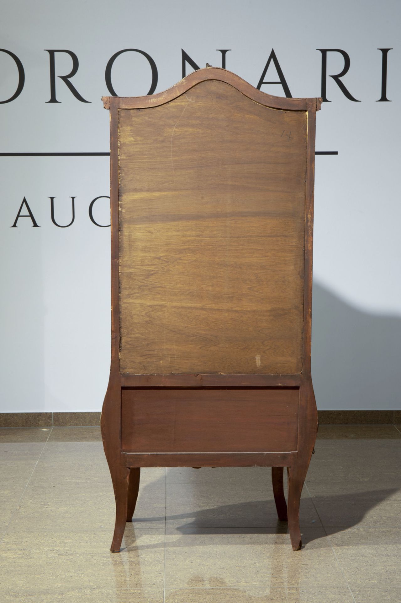 A French veneered wooden bronze mounted Louis XV style display cabinet, 19th/20th C. - Image 5 of 7