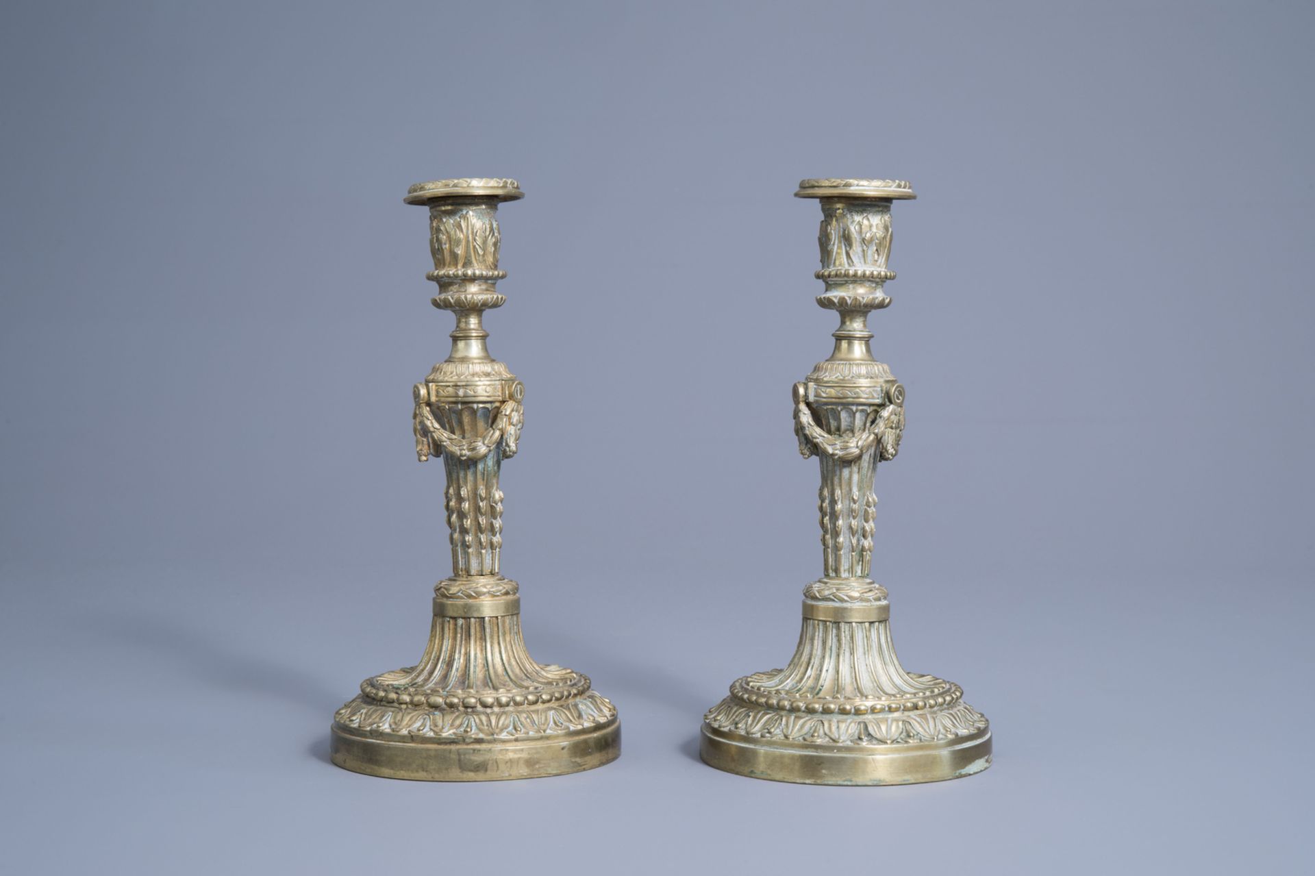 A pair of French Neoclassical bronze candlesticks with acanthus leaves and garlands, 18th C. - Image 4 of 7