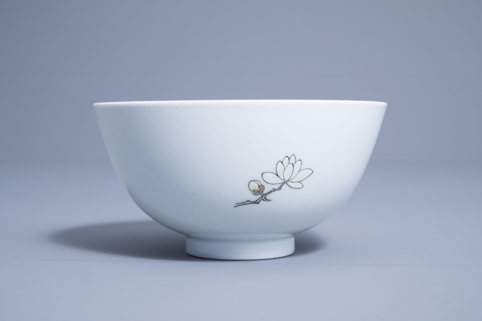 A Chinese famille rose bowl with a bird on a blossoming branch, Yongzheng mark, 19th/20th C. - Image 4 of 7