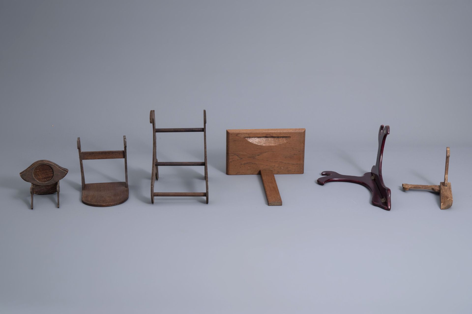 A collection of Chinese wooden stands and a collection of plate holders, 19th/20th C. - Image 12 of 13