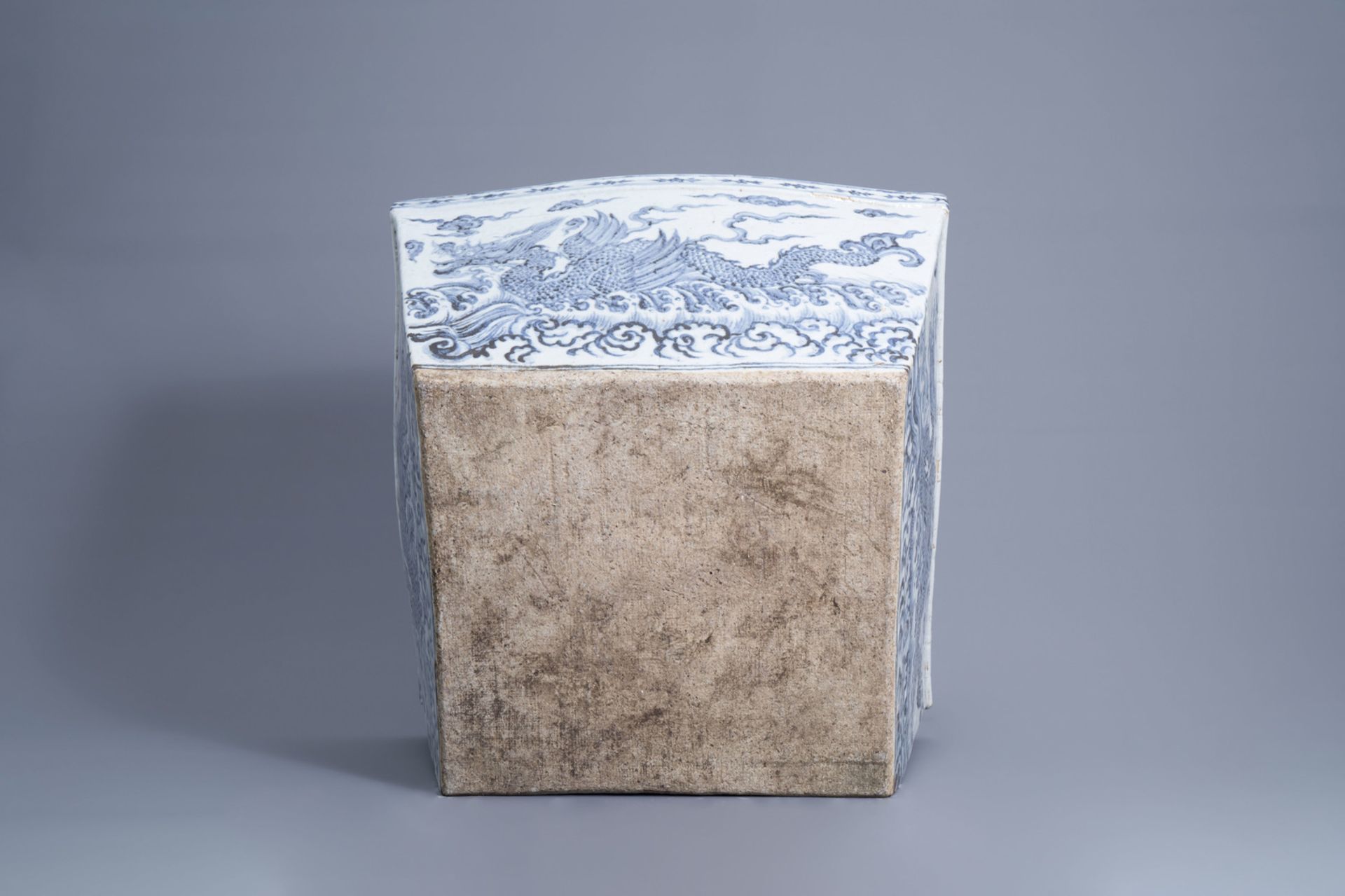 A large Chinese blue and white square 'sea dragon' jardiniere, 19/20th C. - Image 6 of 7