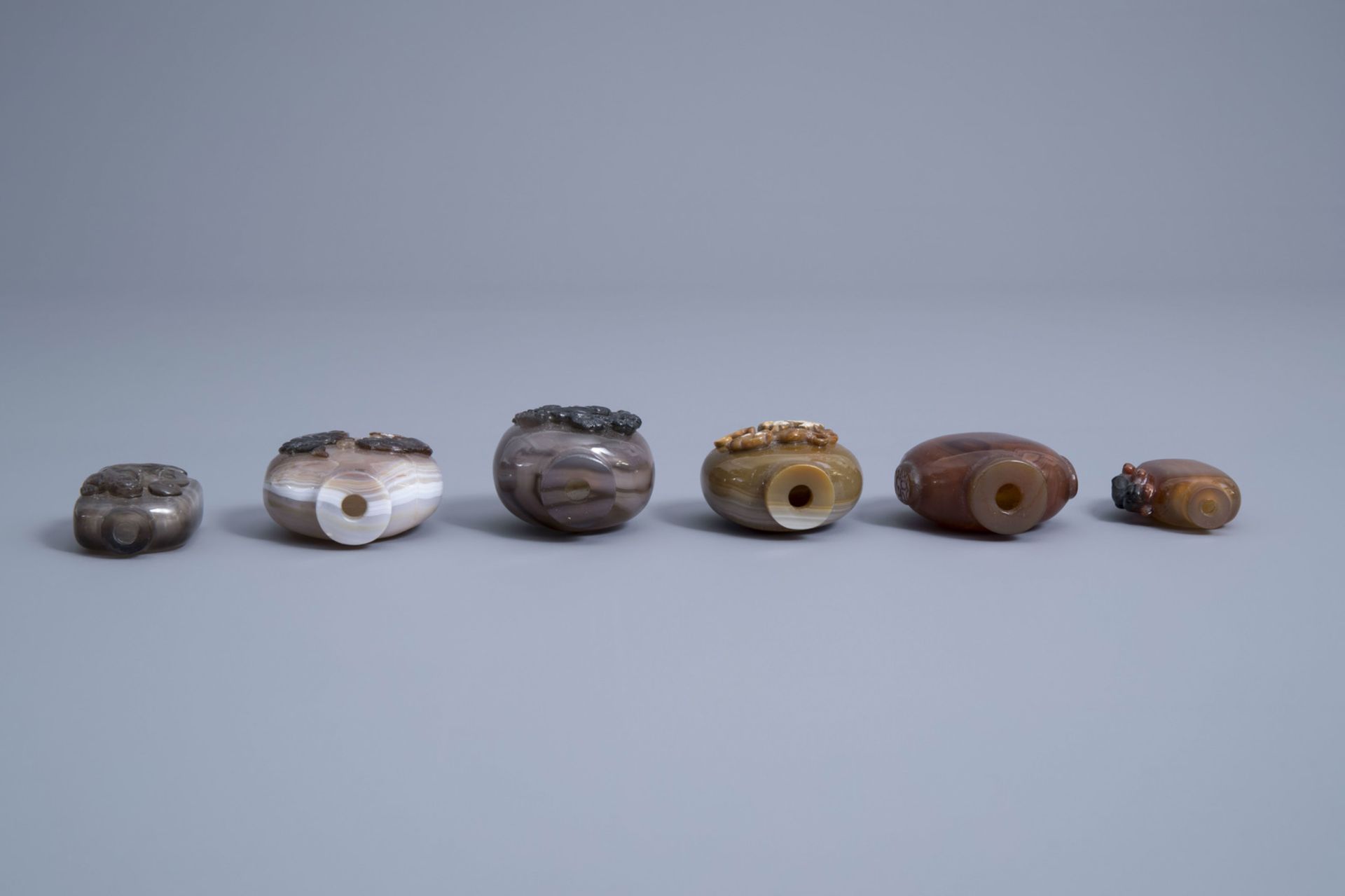 Twelve Chinese agate snuff bottles, 19th/20th C. - Image 13 of 14