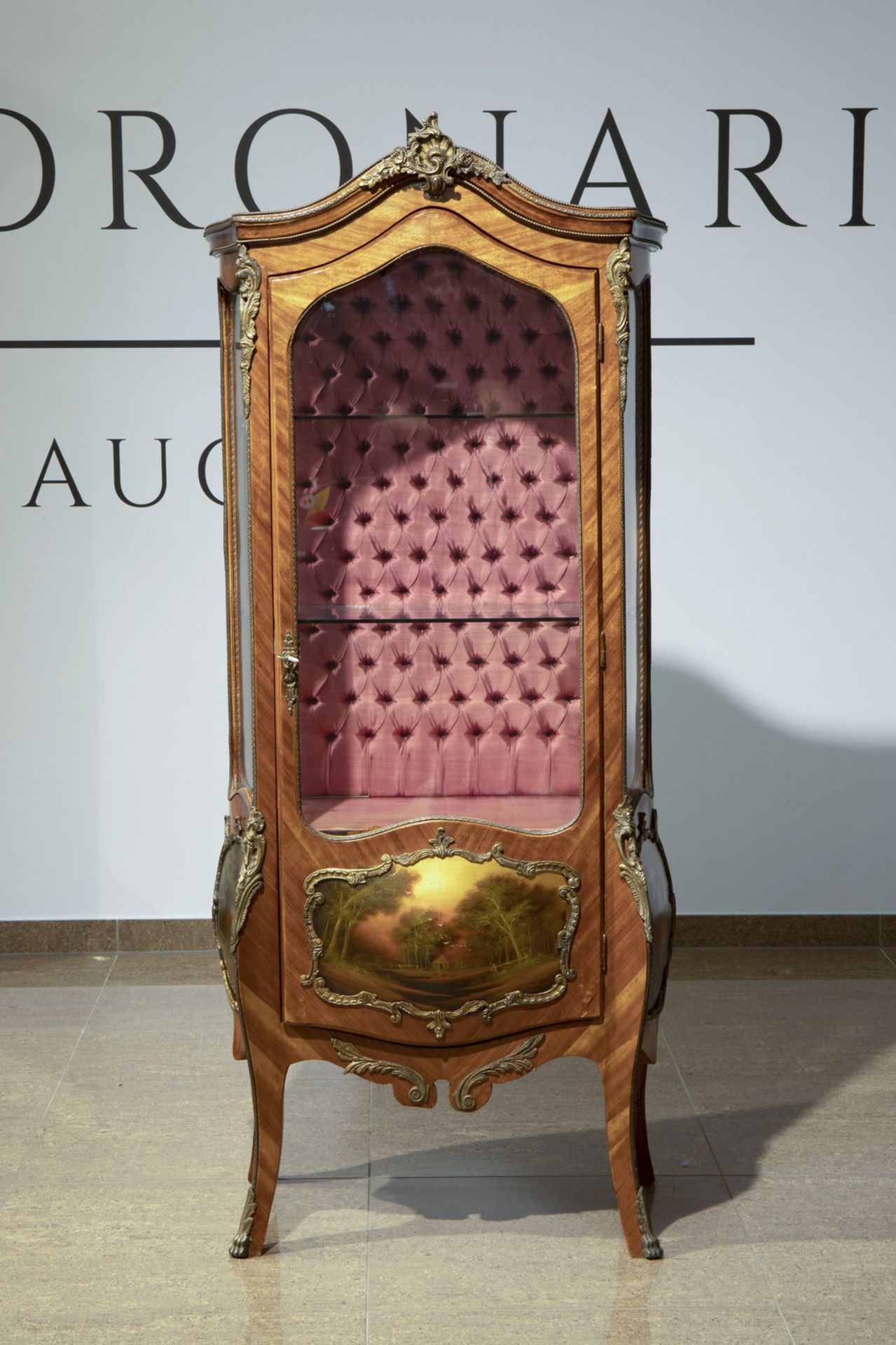 A French veneered wooden bronze mounted Louis XV style display cabinet, 19th/20th C. - Image 3 of 7