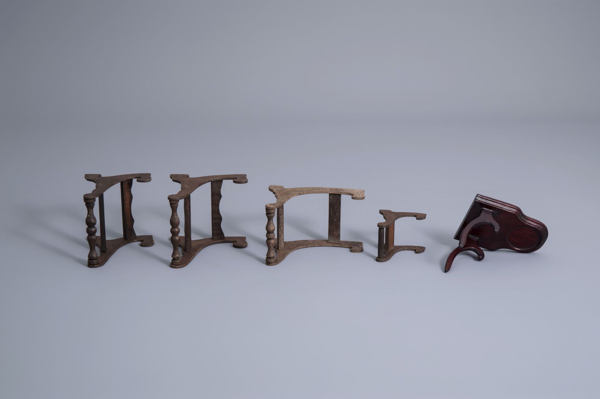 A collection of Chinese wooden stands and a collection of plate holders, 19th/20th C. - Image 12 of 19