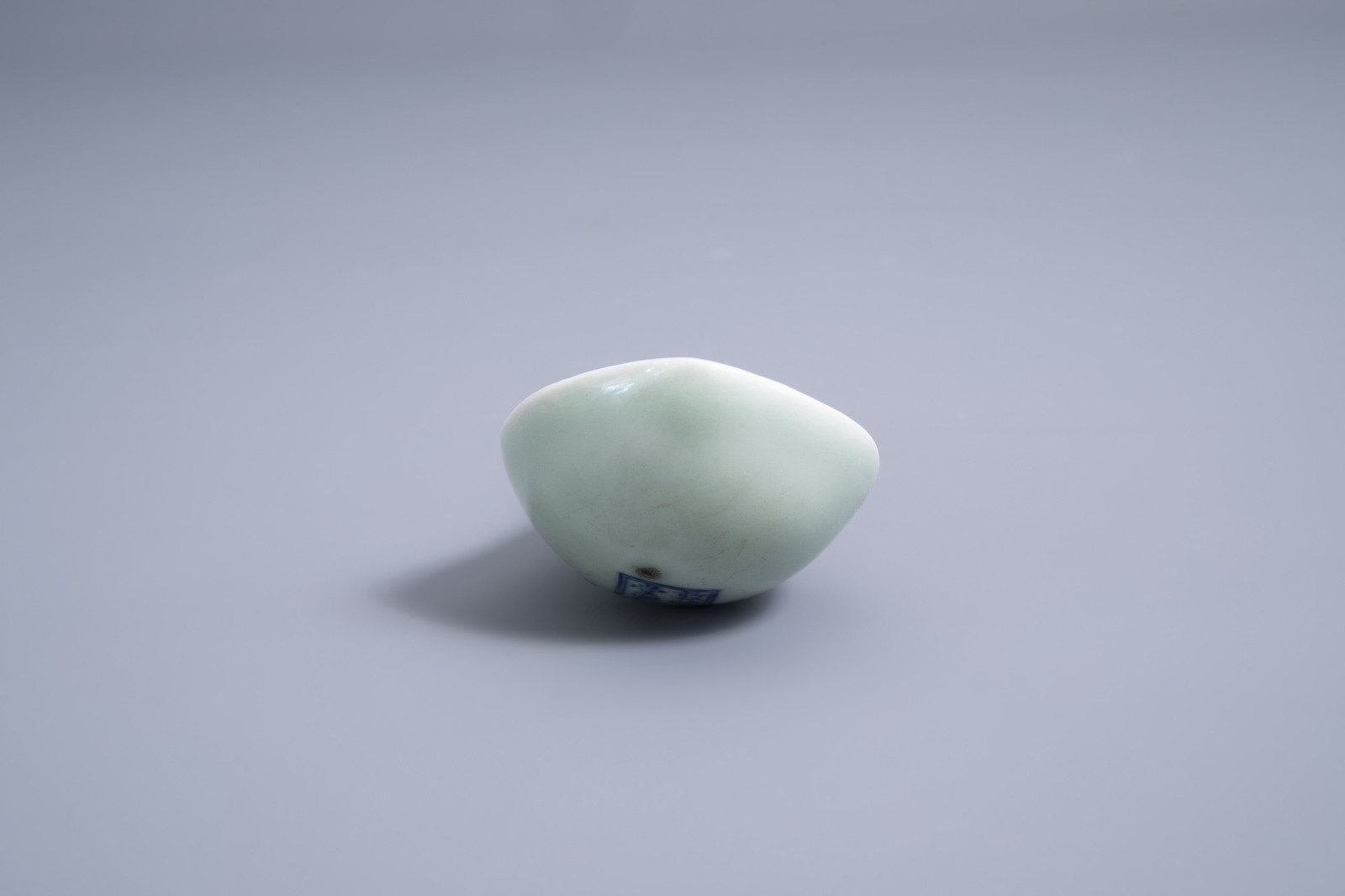 A Chinese monochrome celadon spoon, four-character mark, 18th/19th C. - Image 4 of 8