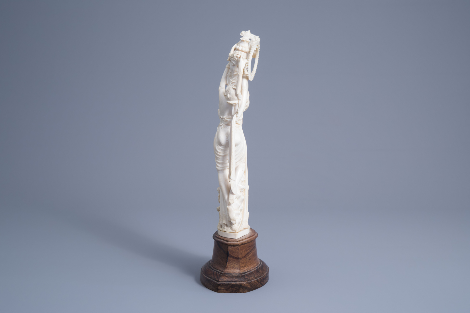 An Indian carved ivory group of a loving and embracing couple on a wooden base, ca. 1900 - Image 5 of 7