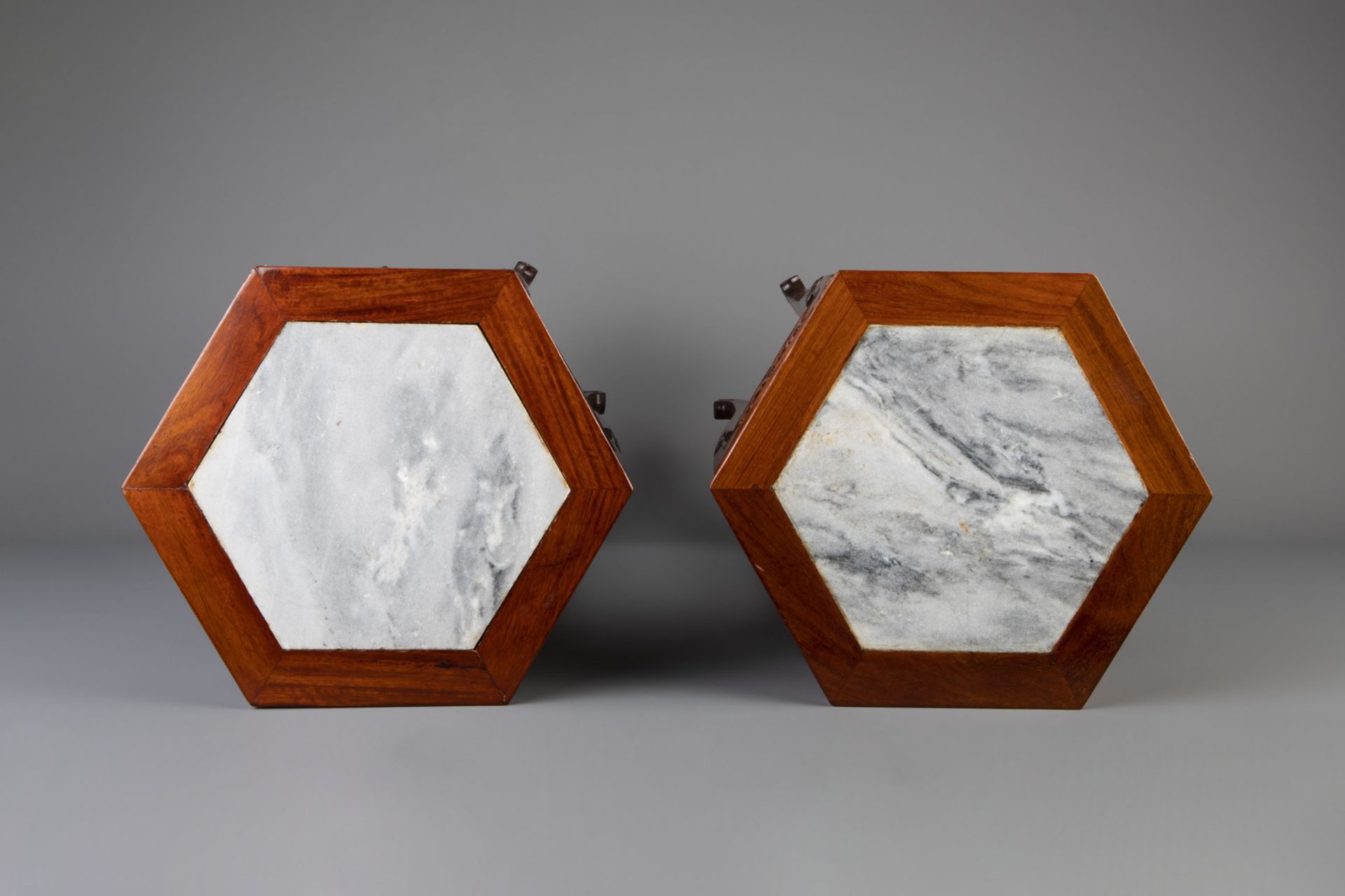 A pair of Chinese carved wood and marble hexagonal vase stands, 20th C. - Image 6 of 7