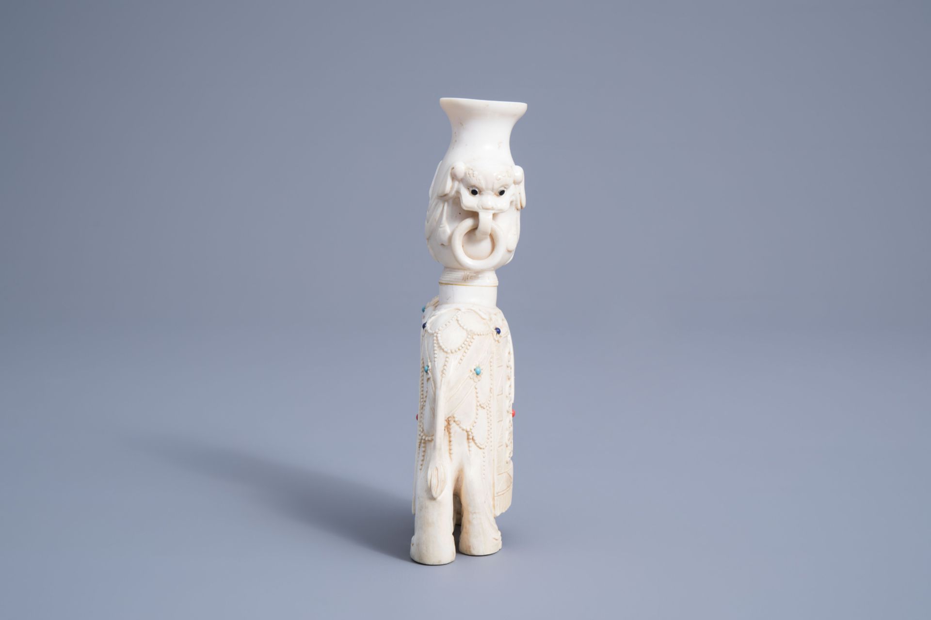 A Chinese inlaid ivory figure of an elephant with a vase, 19th C. - Image 5 of 7