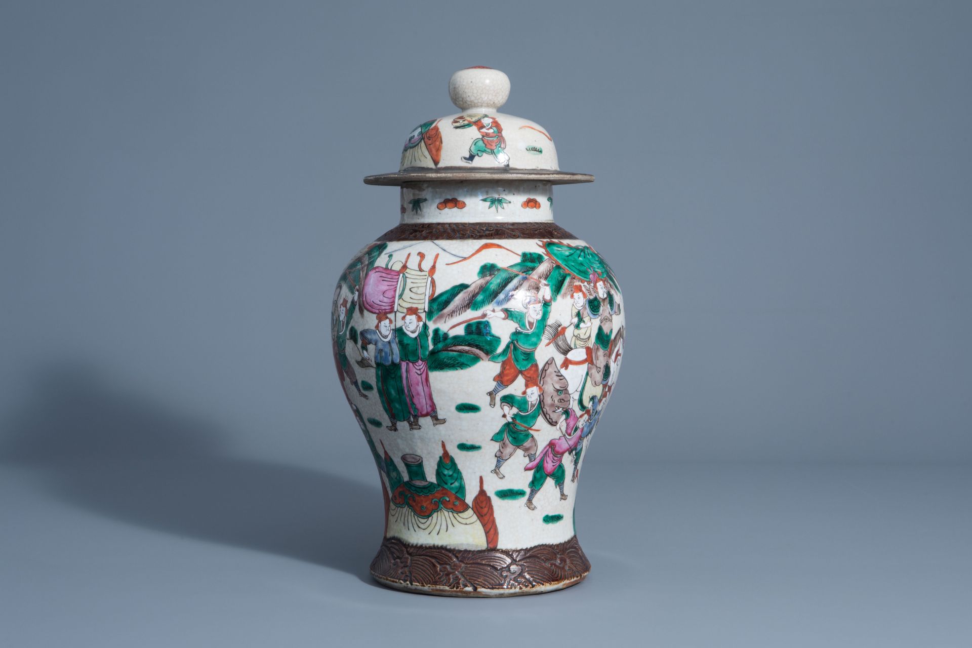 A Chinese Nanking crackle glazed famille rose vase with warrior scenes, 19th C. - Image 4 of 6