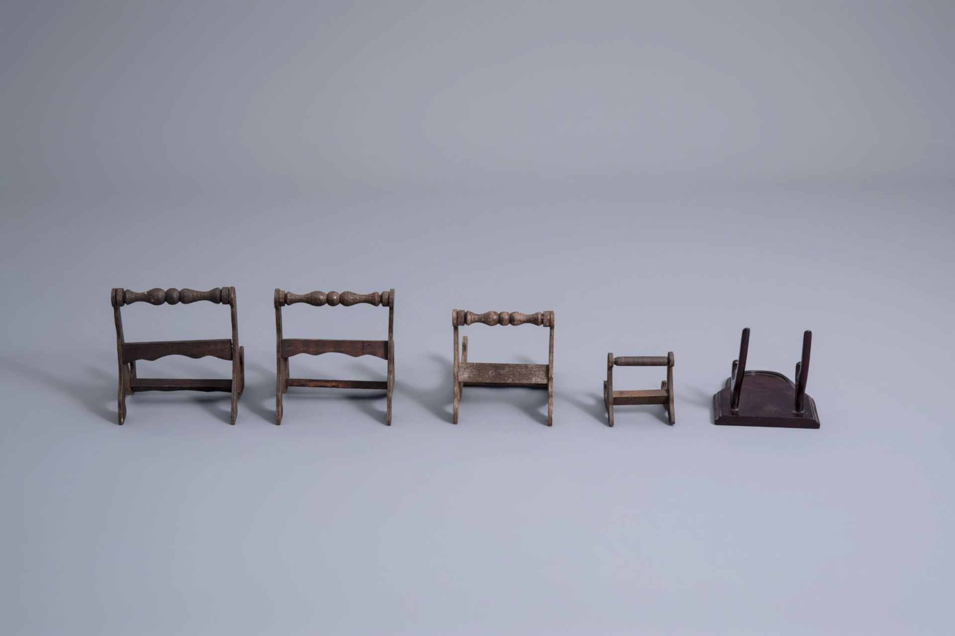 A collection of Chinese wooden stands and a collection of plate holders, 19th/20th C. - Image 9 of 19