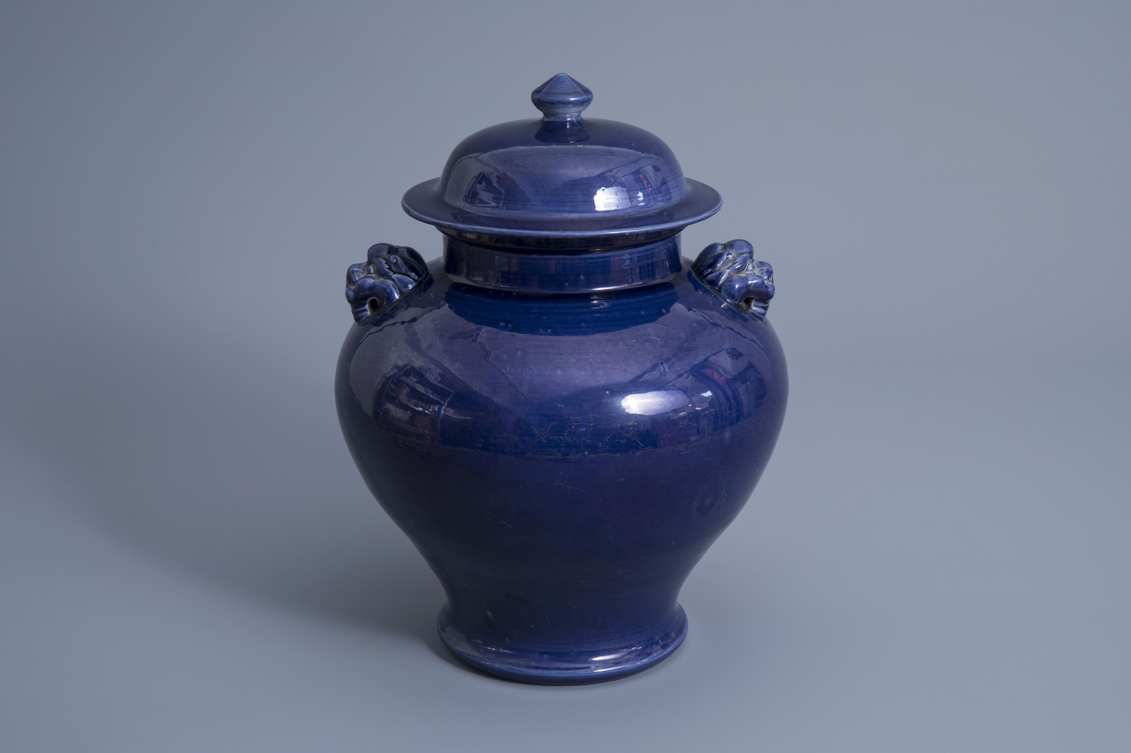 A Chinese monochrome blue vase and cover with lion heads, 19th/20th C.