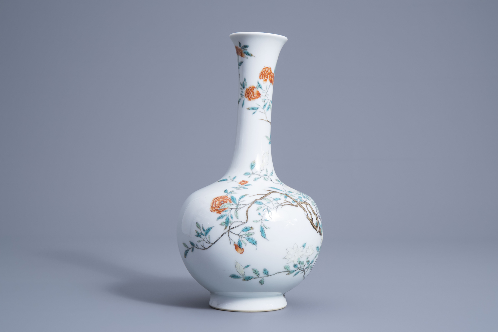 A Chinese fencai vase with blossoming branches, Yongzheng mark, 19th/20th C. - Image 3 of 7